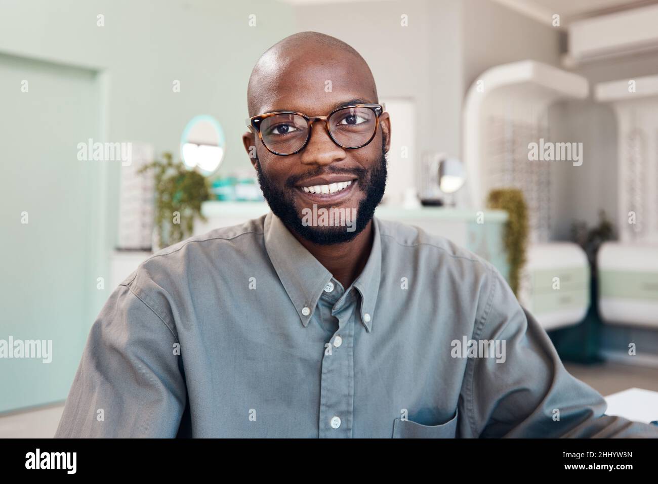 Une bonne santé oculaire me rend heureux.Portrait d'un jeune homme confiant travaillant dans un bureau d'optométristes. Banque D'Images