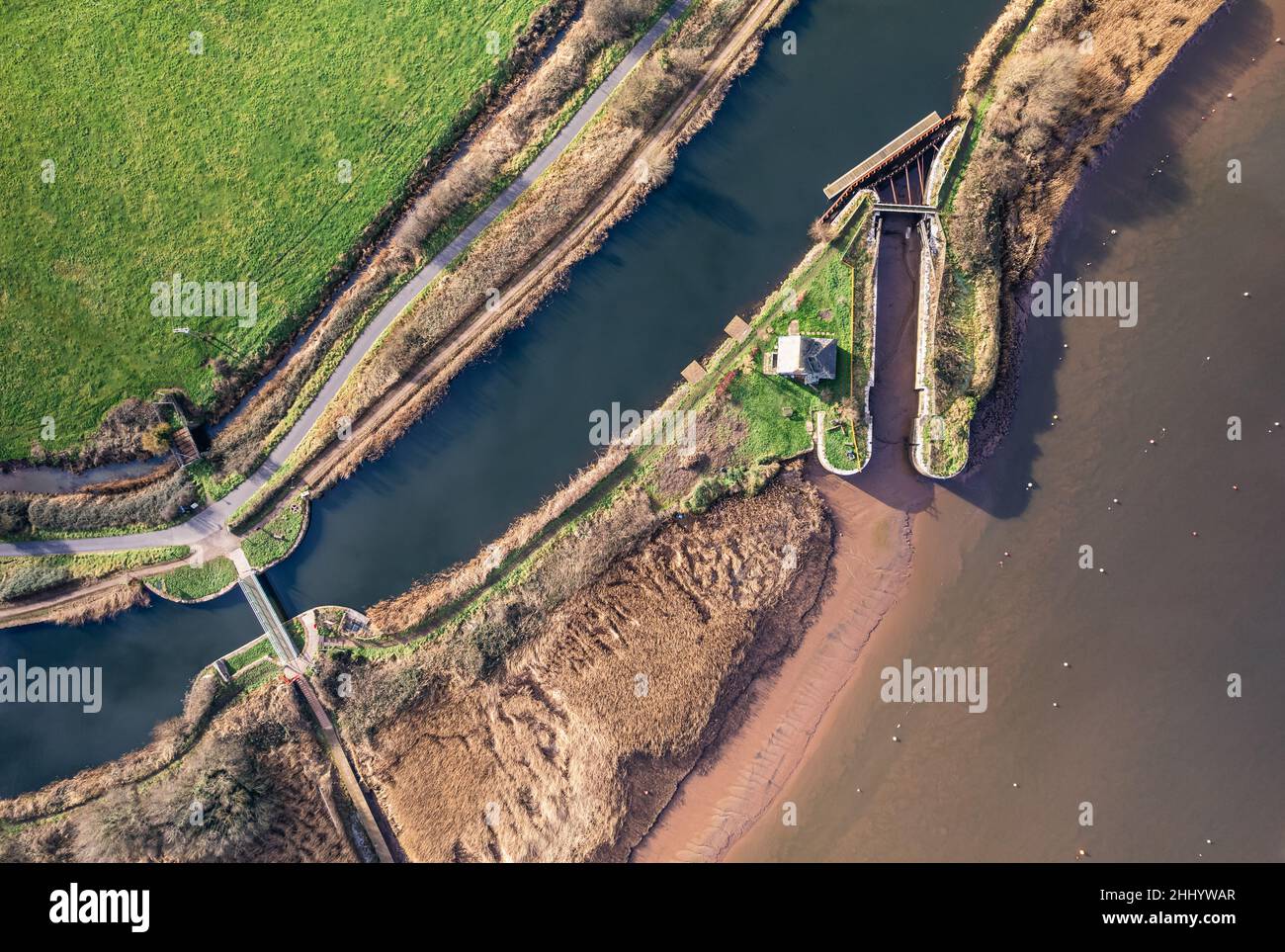 Vue de haut en bas sur l'écluse à eau et le ferry de Topsham sur le River exe à Topsham, Devon, Angleterre Banque D'Images