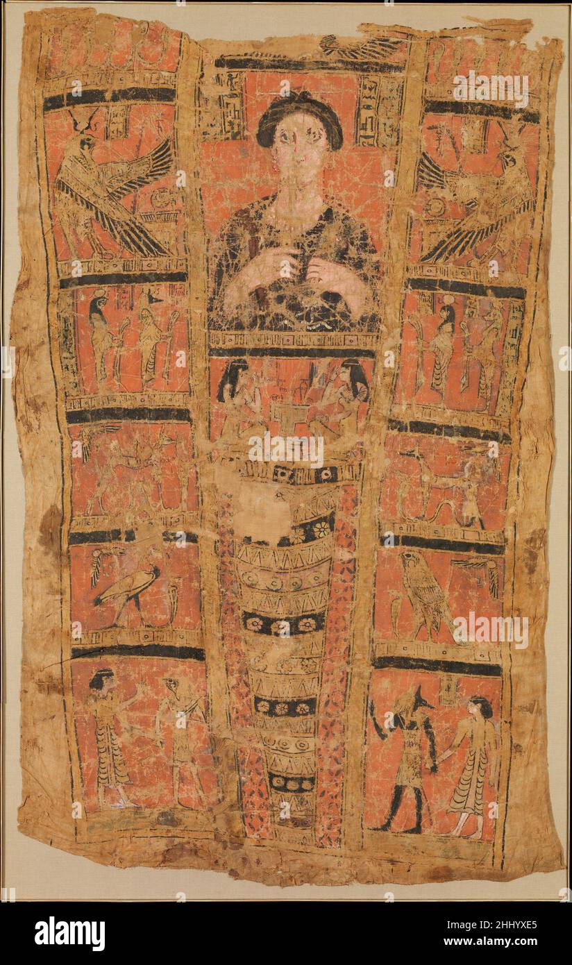 Enveloppe ca.A.D. 125 période romaine vue verticalement ce carénage a une structure architecturale avec une frise d'uraeus-cobras et un disque de soleil ailé sur le dessus, et des registres de scènes en bas de chaque côté de la figure femelle comme si elle était dans une porte.Placé au-dessus de la momie en décubitus, le buste peint par le naturaliste se courait sur le visage et les panneaux de dieux auraient été drapés le long de ses côtés. Le visage rosé de la femme et les grands yeux sont frappants.Une longue tige en os ou en ivoire maintient les bobines de ses cheveux en place sur sa tête, et elle tient une petite couronne dans une main.Au-dessus de son abdomen Isis et ne Banque D'Images
