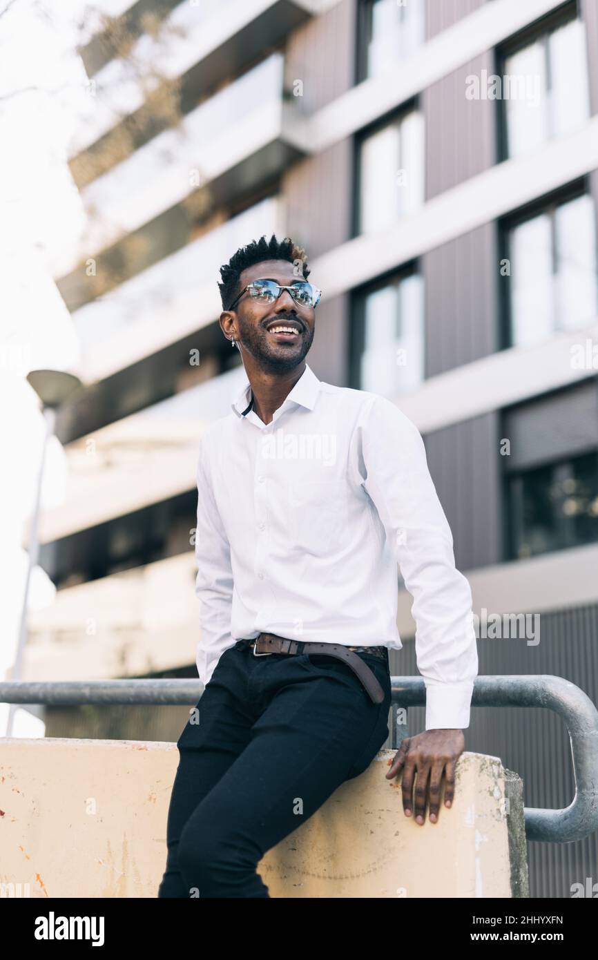 Portrait d'un jeune homme d'affaires noir élégant dans une chemise blanche Banque D'Images