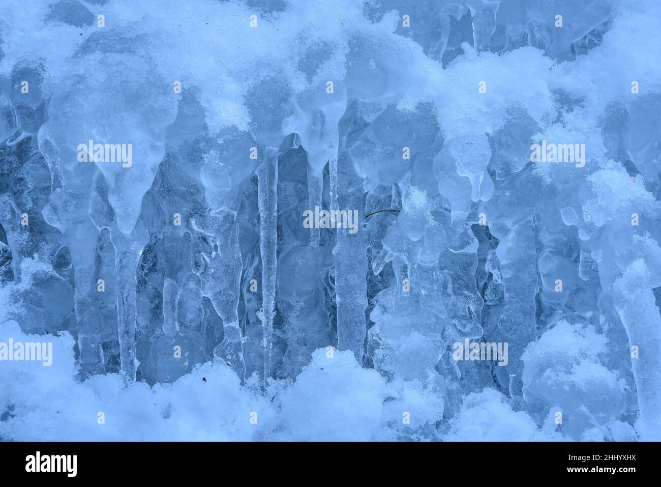 Détails des stalactites de neige et de glace dans la cascade de Salt de Murcurols gelée et enneigée en hiver (Berguedà, Catalogne, Espagne, Pyrénées) Banque D'Images