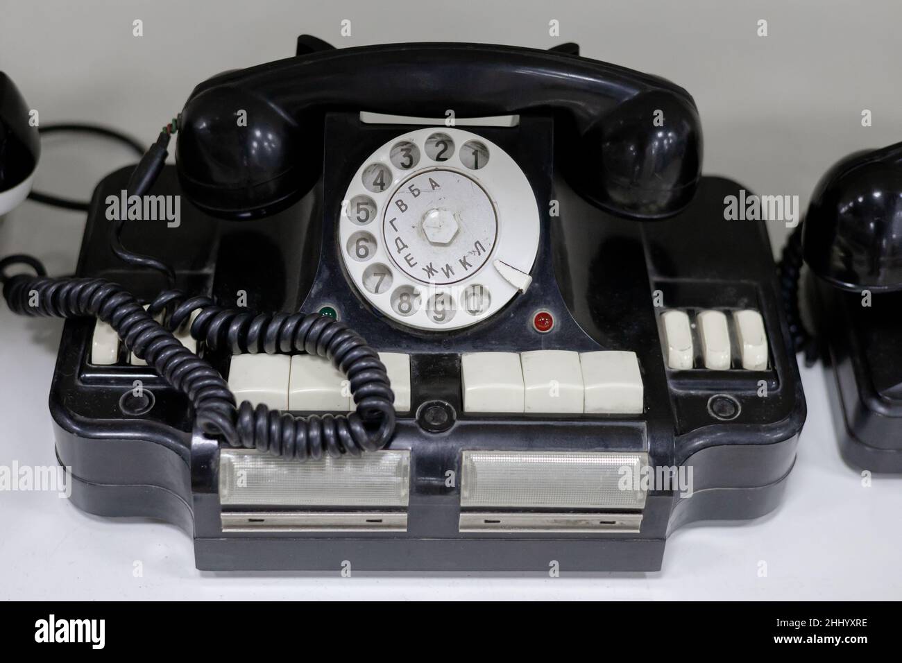 Ancien téléphone rotatif noir.Objet vintage de l'époque de l'URSS Banque D'Images