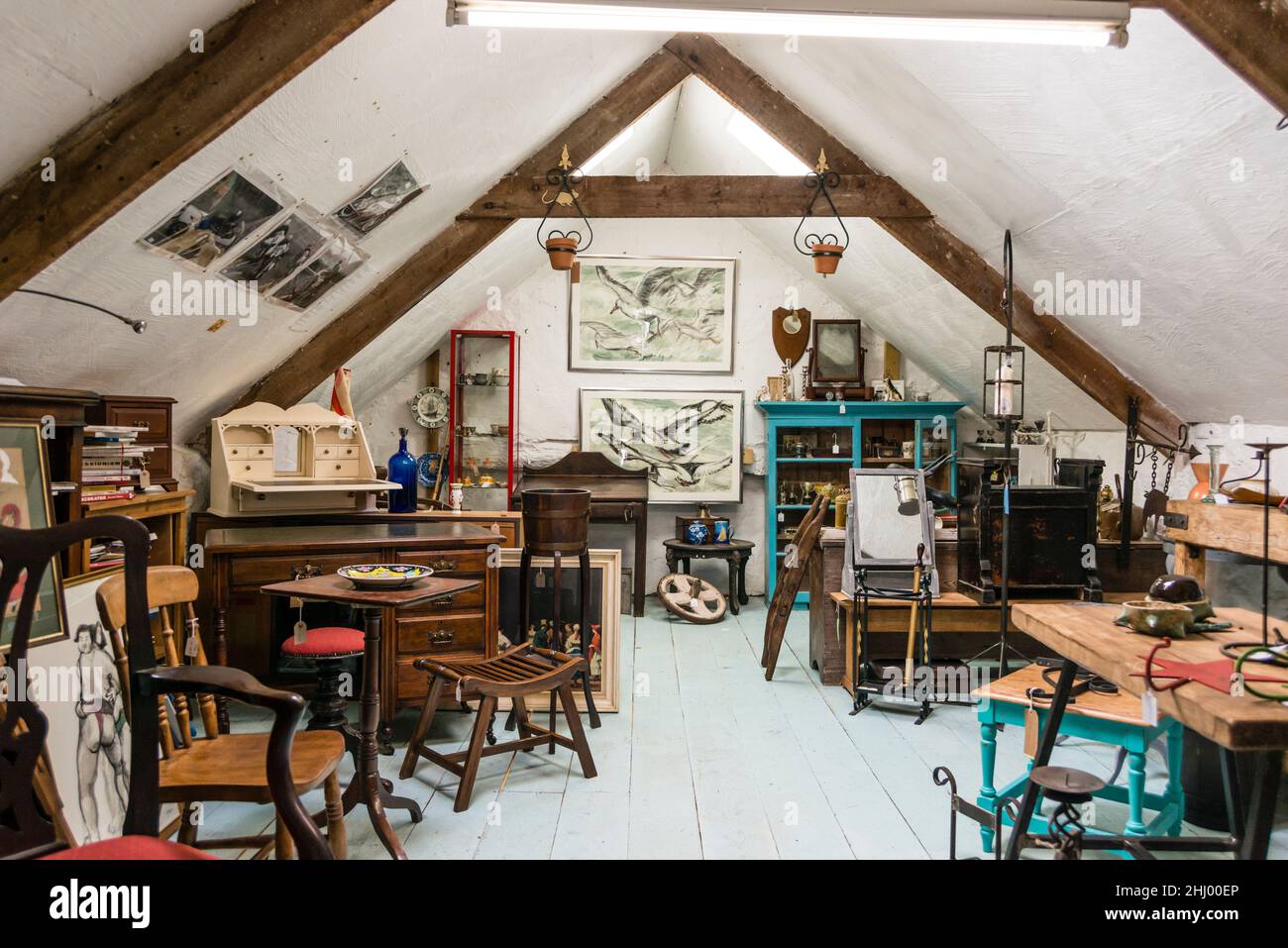 Intérieur de la boutique d'antiquités, Narberth, Pembrokeshire, pays de Galles, Royaume-Uni Banque D'Images