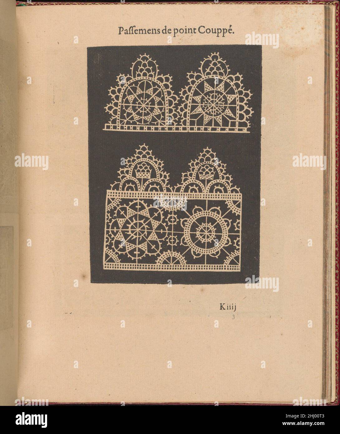 Les singuliers et nouveaux Portraicts... page 39 (recto) 1588 Federico de Vinciolo Italian Designed by Federic de Vinciolo, Published by Jean le Clerc, Paris, Bound by Chambolle-Duru, French, 19th Century.from top to both, and left to right:Design composé de 2 sections.La section supérieure est décorée de 2 motifs triangulaires arrondis ornés d'un motif floral différent, qui s'assoient sur une base rectangulaire fine.La section inférieure est décorée de 2 motifs triangulaires arrondis qui sont décorés avec le même motif de feuillage, qui s'assoient sur une base rectangulaire ornée de 2 motifs floraux.Les Banque D'Images