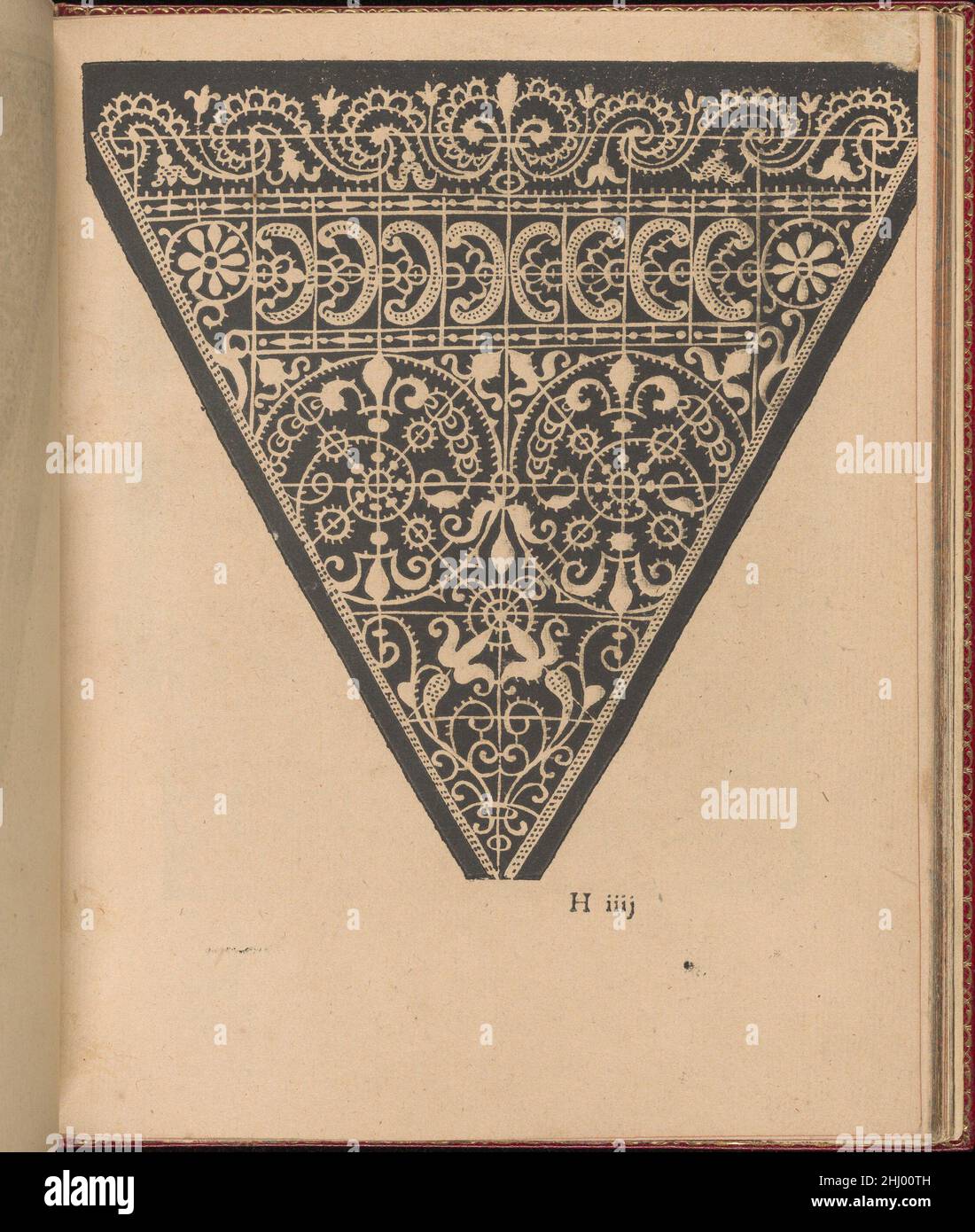 Les singuliers et nouveaux Portraicts... page 32 (recto) 1588 Federico de Vinciolo Italian Designed by Federic de Vinciolo, Published by Jean le Clerc, Paris, Bound by Chambolle-Duru, French, 19th Century.from top to both,Et de gauche à droite : le design est en forme de triangle et est décoré avec 3 motifs floraux et foliaires différents.Les singuliers et nouveaux Portraitts... page 32 (recto) 358422 Banque D'Images