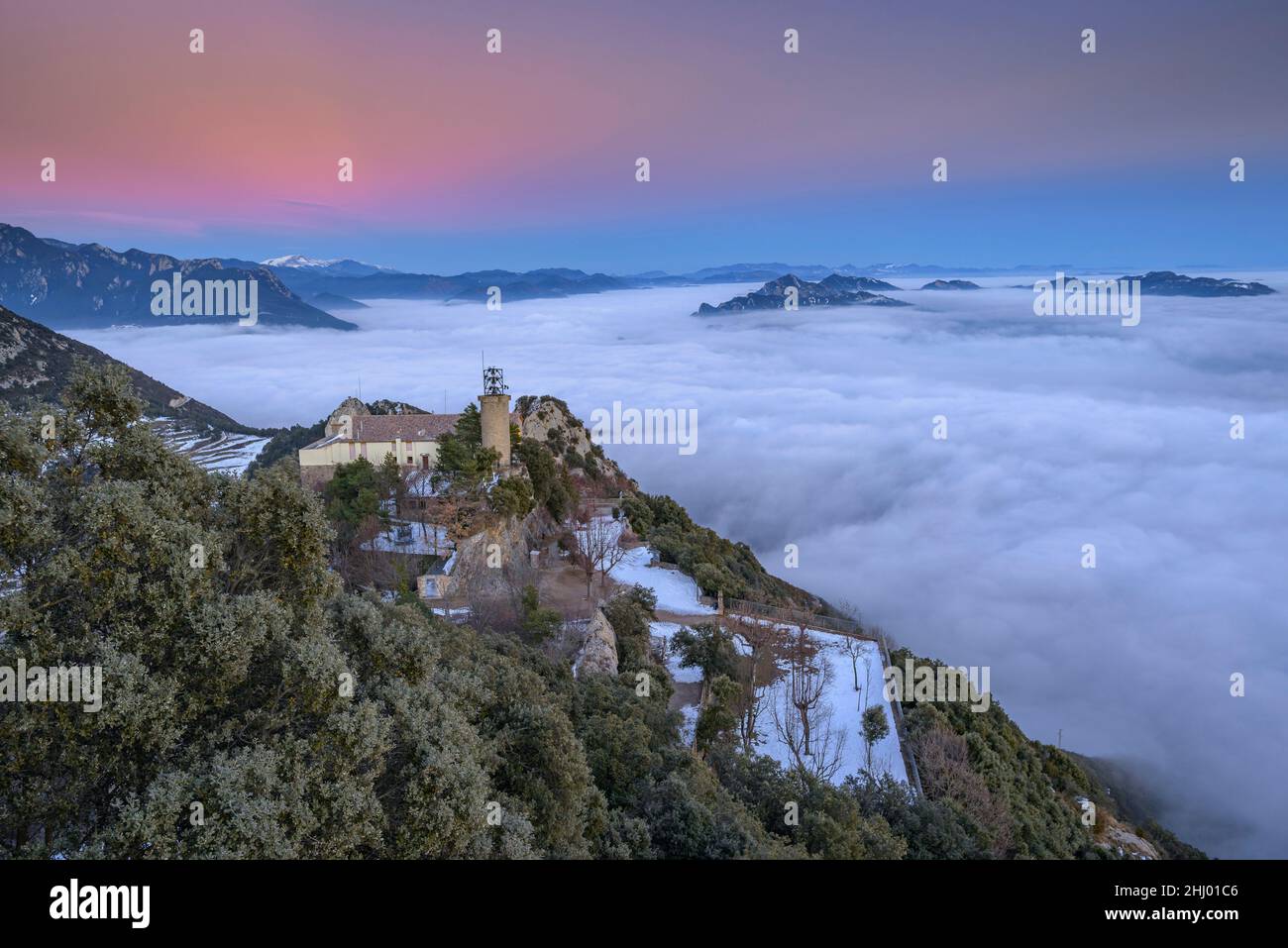 Sanctuaire de Queralt au coucher du soleil d'hiver avec une mer de nuages au-dessus de Berga (Berguedà, Catalogne, Espagne, Pyrénées) ESP: Santuario de Queralt al atardecer Banque D'Images