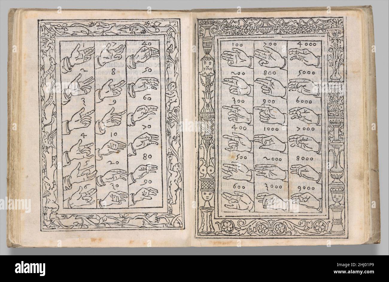 De Arthmetica 1 janvier 1491 Filippo Calandri Italien c'est l'un des premiers manuels illustrés bon marché qui le rend disponible à beaucoup plus d'étudiants que les documents d'enseignement antérieurs, qui avaient été écrits à la main sur vellum.La petite taille et les nombreux diagrammes l'ont rendu plus facile à utiliser, tandis que les images doivent avoir rendu les mathématiques plus supportables pour les jeunes étudiants.Les coupes de bois, qui vont des bordures ornementales classificatives encadrant des tableaux de multiplication à des représentations animées de personnes et d'animaux qui illustrent des problèmes de mot, sont des exemples exquis de la floraison de l'illustr florentin de coupe de bois Banque D'Images