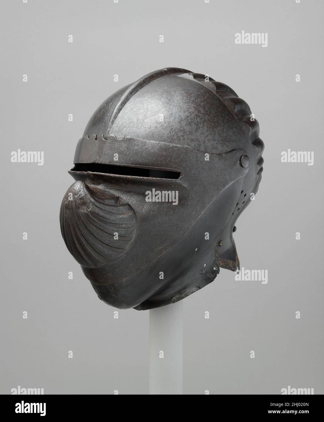 Fermer Helmet ca.1510–20 Gian Giacomo Negroli comme seul ouvrage connu qui peut être attribué avec une certitude raisonnable à Gian Giacomo Negroli (1463–1543),Ce casque non enregistré est un ajout majeur au petit corpus d’œuvres marquées ou signées par des membres de la célèbre famille Negrelli des armateurs milanais des XVe et XVIe siècles – pas plus de vingt pièces au total – dont des exemples clés figurent dans la collection du Metropolitan Museum.Le père de Filippo Negroli (ca.1510–1579), l'un des plus grands armateurs de l'Europe de la Renaissance, et de Francesco Negroli (ca.1522–1600), a c Banque D'Images