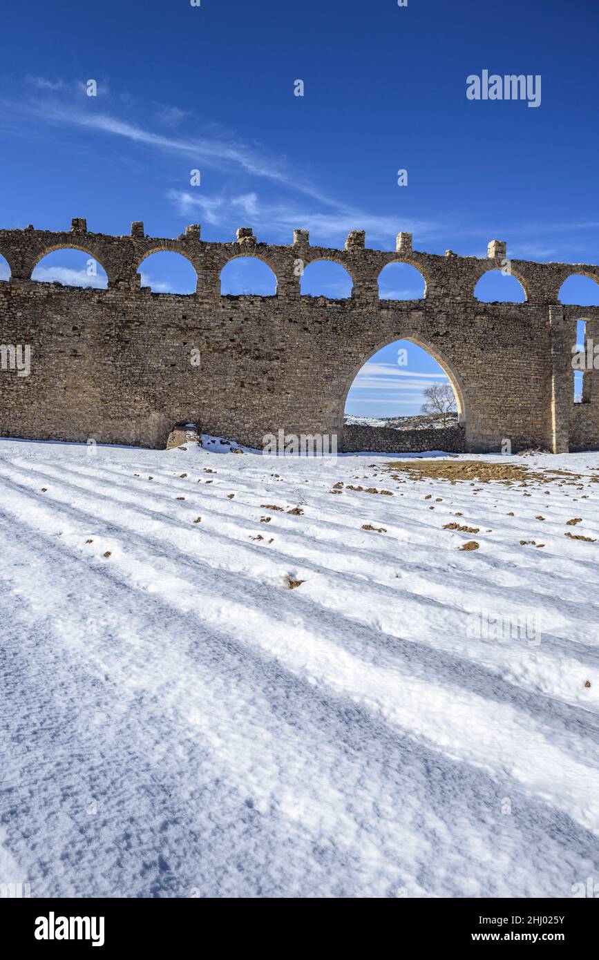 Aqueduc de Morella après une chute de neige en hiver (province de Castellón, Communauté Valencienne, Espagne) ESP: Acueducto de Morella tras una nevada, COM Valenciana Banque D'Images