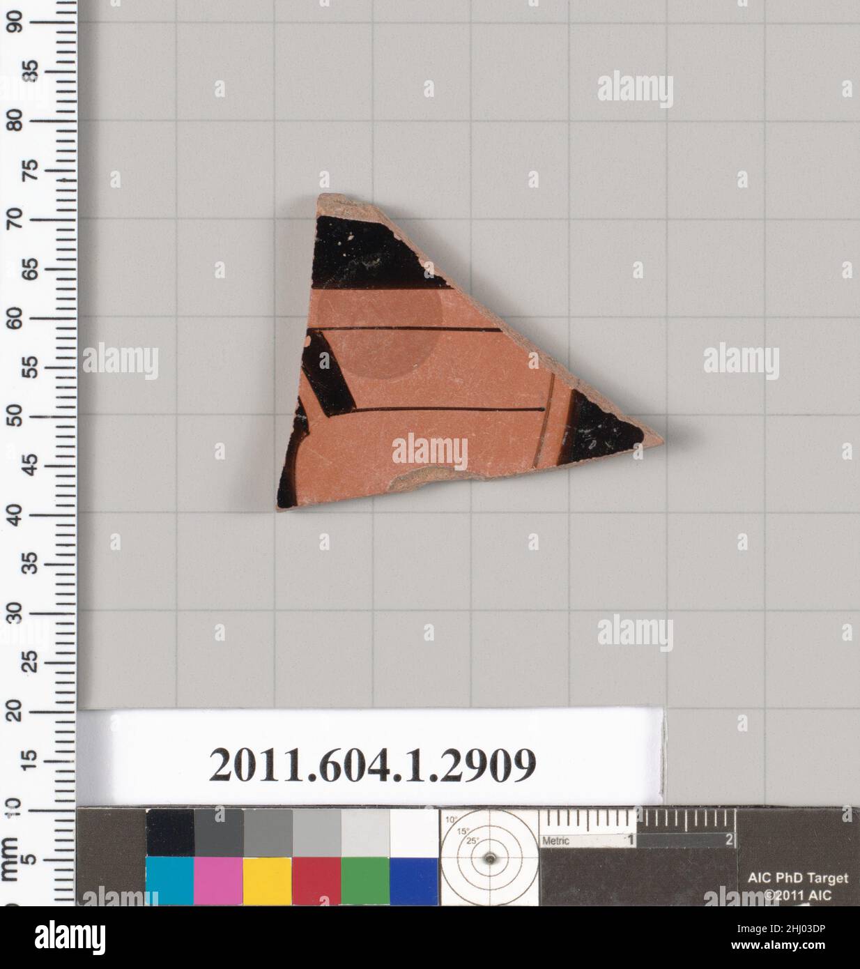 Fragment de terre cuite d'un kylix (coupe à boire) fin du sixième siècle C.-B./début du 5th siècle C.-B. grec, Attic Interior, partie du cratère à colonnes.Fragment de terre cuite d'un kylix (gobelet) 689458 Banque D'Images