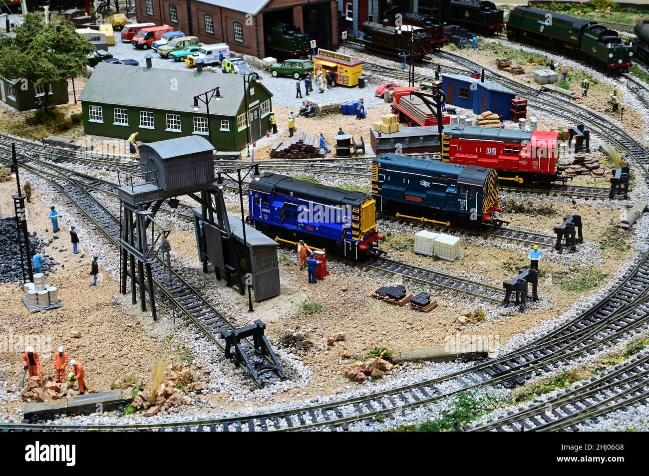 Trois shunters de classe 08 dans des voies ferrées sur un modèle de chemin de fer. Banque D'Images