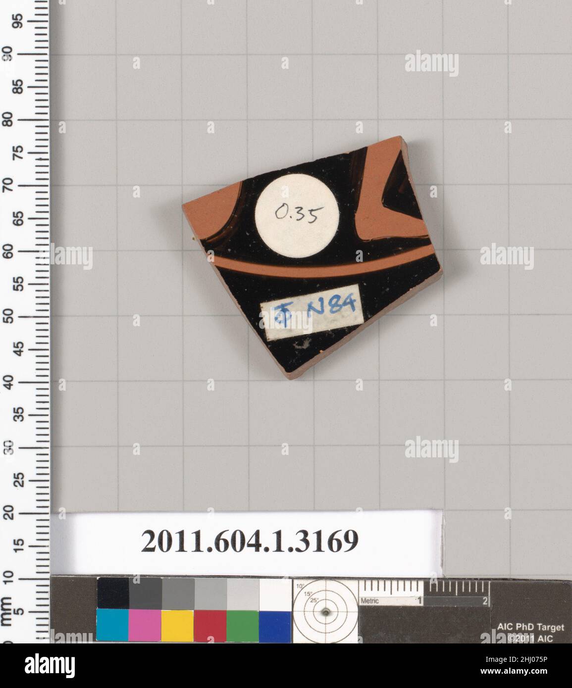 Fragment de terre cuite d'un kylix (gobelet) 510–490 C.-B. grec, intérieur Attique, à gauche, objet non identifié; à droite,Mollet et pied de la figure vers la droite ; extérieur ; sabots.Fragment de terre cuite d'un kylix (gobelet) 691702 Banque D'Images