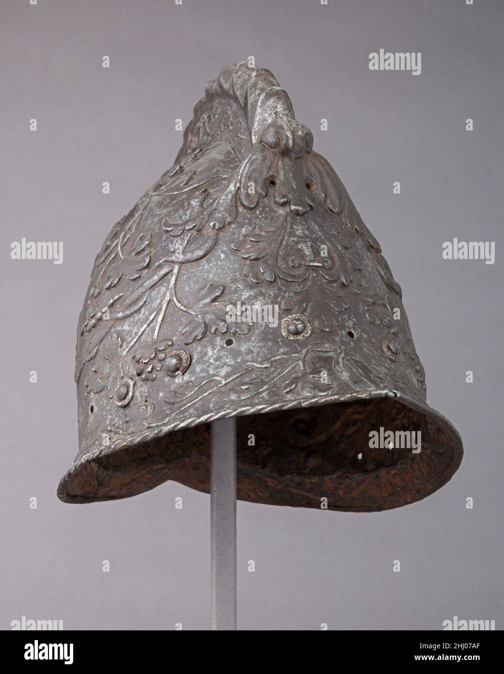 Burgonet ca.1550 Italien, Milan la renaissance de l'intérêt dans le monde classique pendant la Renaissance a eu un effet profond sur l'apparence de l'armure.Inspirés par des exemples romains, l’armure all’antica (de style ancien) a été portée par les princes et les condottieri italiens (soldats professionnels) comme une évocation de héros anciens et d’un patrimoine militaire glorieux.Bien que l'armure de la mode classique était connue au XVe siècle, ce n'est qu'à environ 1530 que les armorateurs ont commencé au faire en acier gaufré.En élevant la décoration à haut relief, les plaques d'acier ont été travaillé trop minces pour être de p Banque D'Images