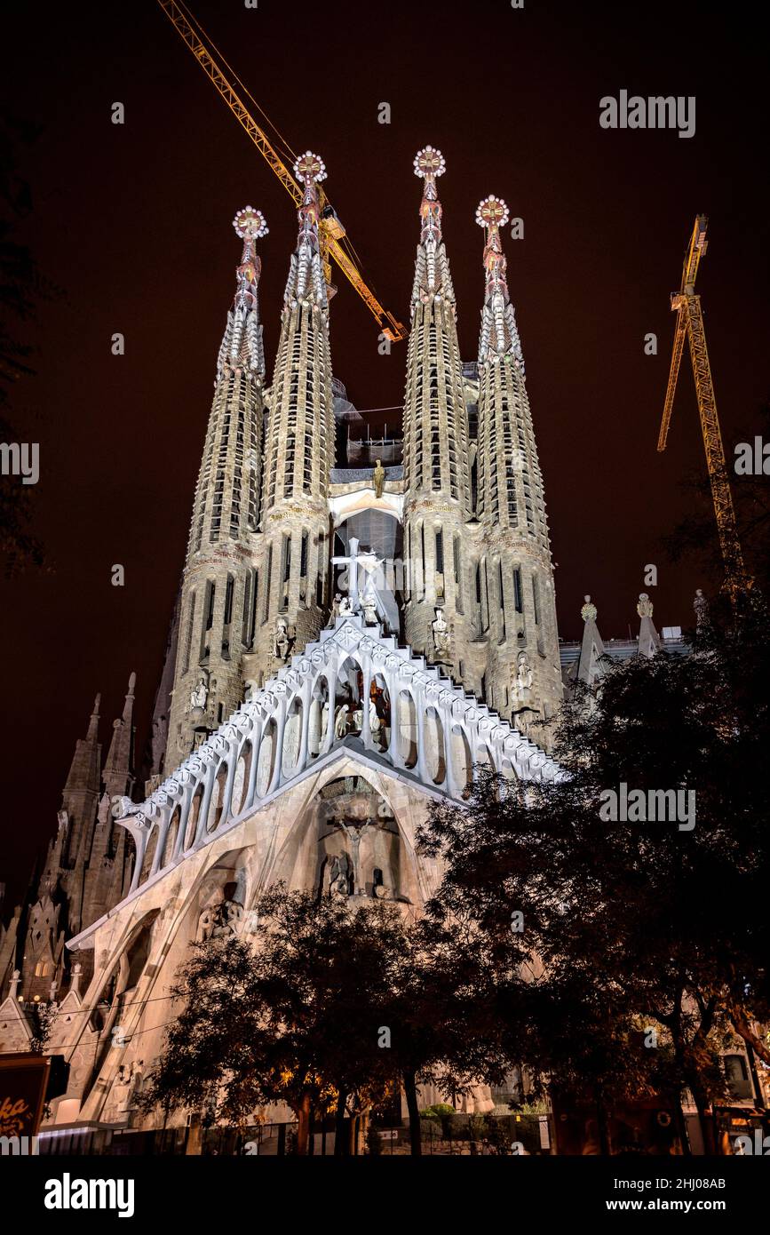 La façade passion de la basilique de la Sagrada Familia la nuit (Barcelone, Catalogne, Espagne) ESP: Fachada de la Pasión de la Sagrada Familia de noche BCN Banque D'Images