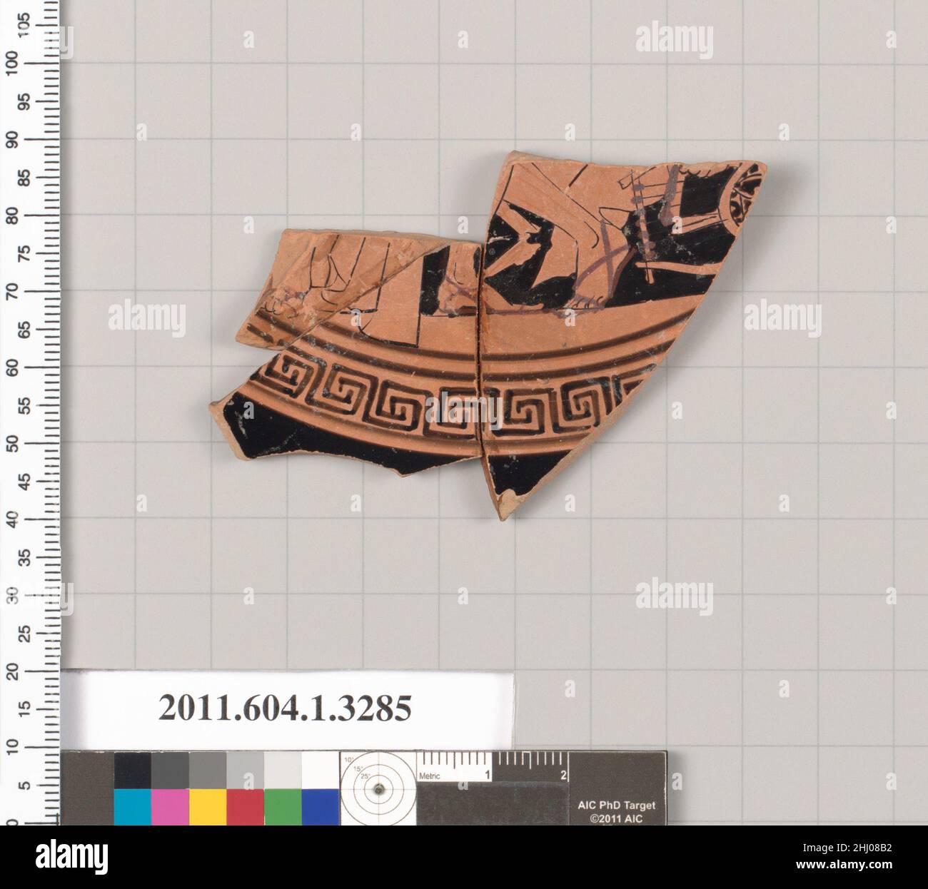 Fragment de terre cuite d'un kylix (gobelet) 490–470 C.-B. grec, intérieur Attique, sur l'exergue, partie inférieure de la figure drapée avec les orteils frontaux; partie du veau et poncé pied droit de la figure vers la droite, mollet gauche et pied poncé de la figure vers la gauche;figurine drapée assise sur un tabouret tenant une lyre dans sa main gauche.Fragment de terre cuite d'un kylix (gobelet) 691796 Banque D'Images