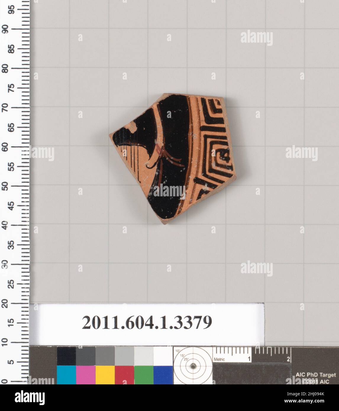 Fragment de terre cuite d'un kylix (gobelet) deuxième quart du siècle 5th av. J.-C. grec, Attic Interior, partie de lyre avec filet.Fragment de terre cuite d'un kylix (gobelet) 691871 Banque D'Images