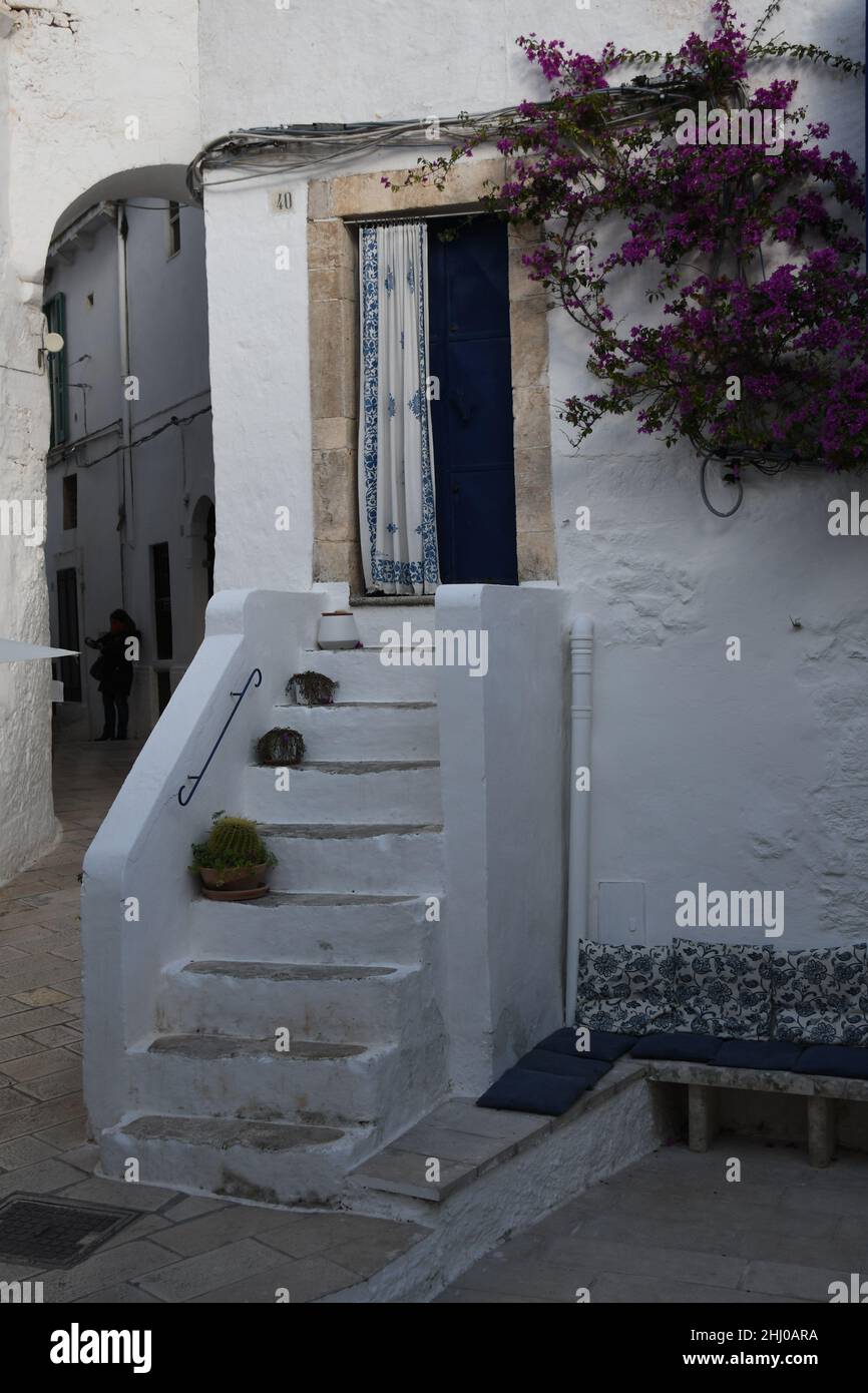 Les marches d'entrée d'une ancienne maison à l'intérieur de la vieille ville d'Ostuni, également connue sous le nom de « ville blanche », Apulia (Italie) Banque D'Images