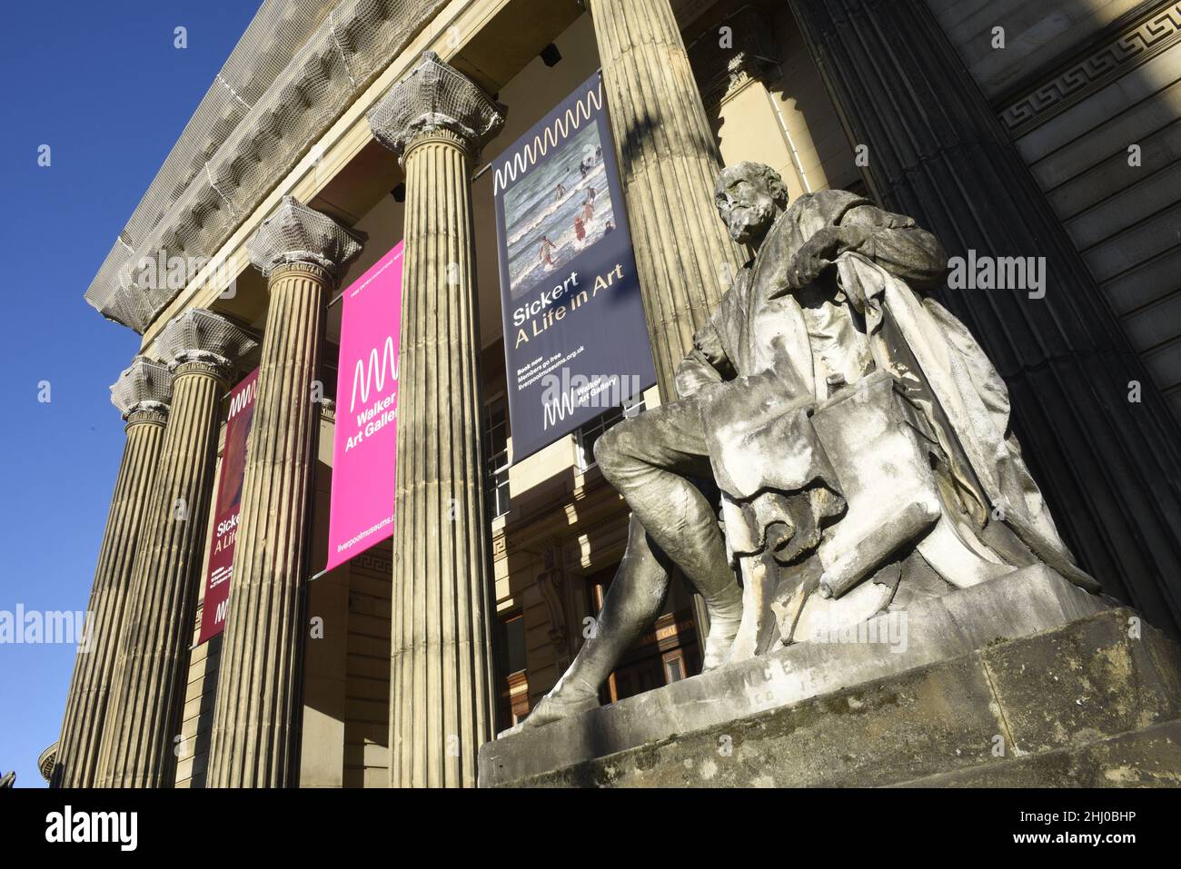 Walker Art Gallery, Liverpool, Angleterre, Royaume-Uni.Avec de grandes banderoles suspendues sur la façade Banque D'Images