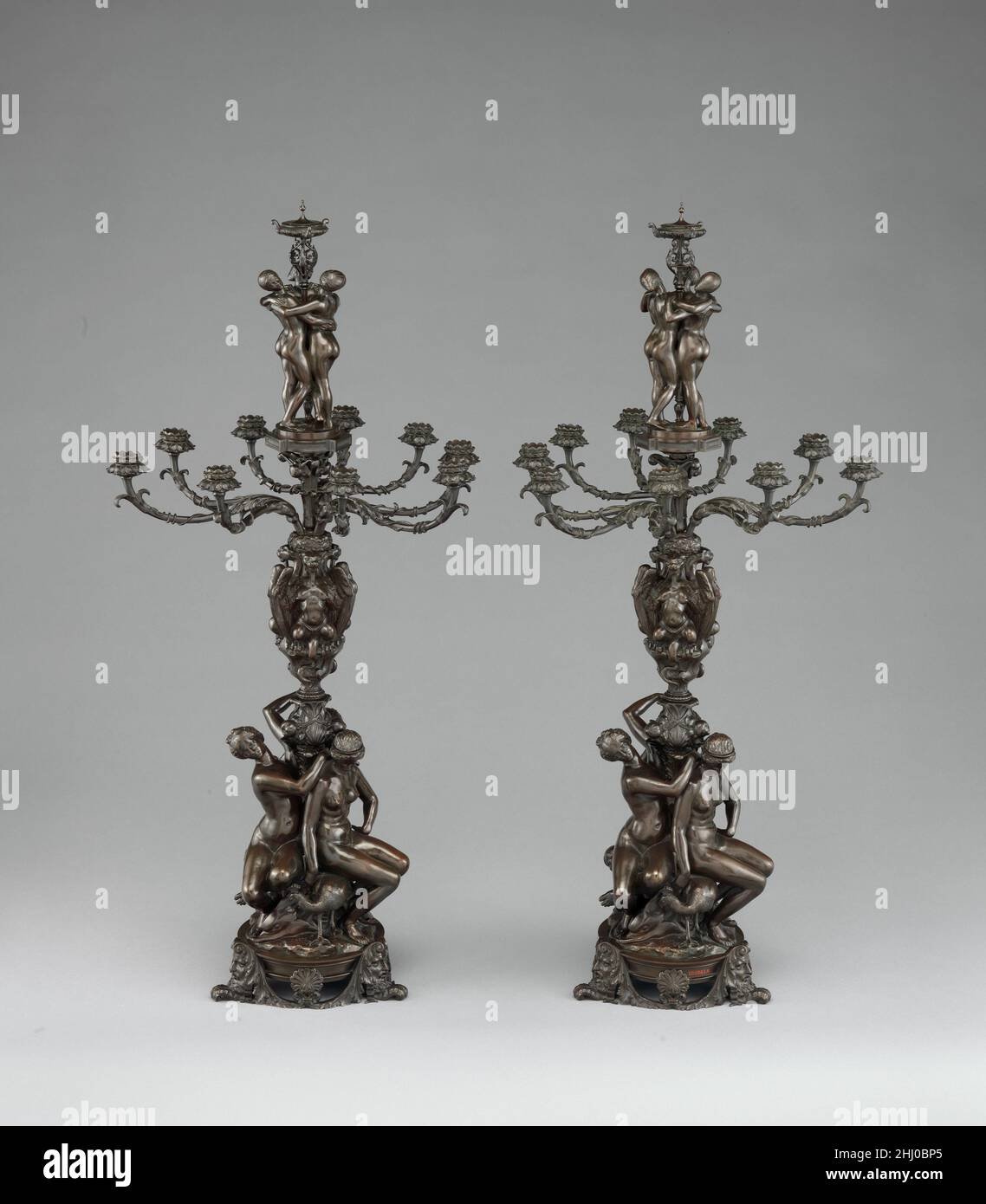 Paire de candelabra ca.1840 Antoine-Louis Braye français chaque candélabrum représente les trois Grâces debout avec des bras entrentés au-dessus des bras de bougie, et sur l'arbre se trouvent trois monstres de style Renaissance sur trois déesses assis à la base, représentant Juno avec son sceptre et Minerva, Peaca, et Vénus.Initialement prévu pour éclairer le groupe de figures de bronze de Barye, Roger et Angelica sur l'Hippogriff (Corcoran Gallery of Art, Washington, D.C.), basé sur une histoire de Ludovico Ariosto Orlando Furioso (1532), le candelabra a été fait pour le duc d'Orléans, le plus jeune fils du roi Louis-Phi Banque D'Images