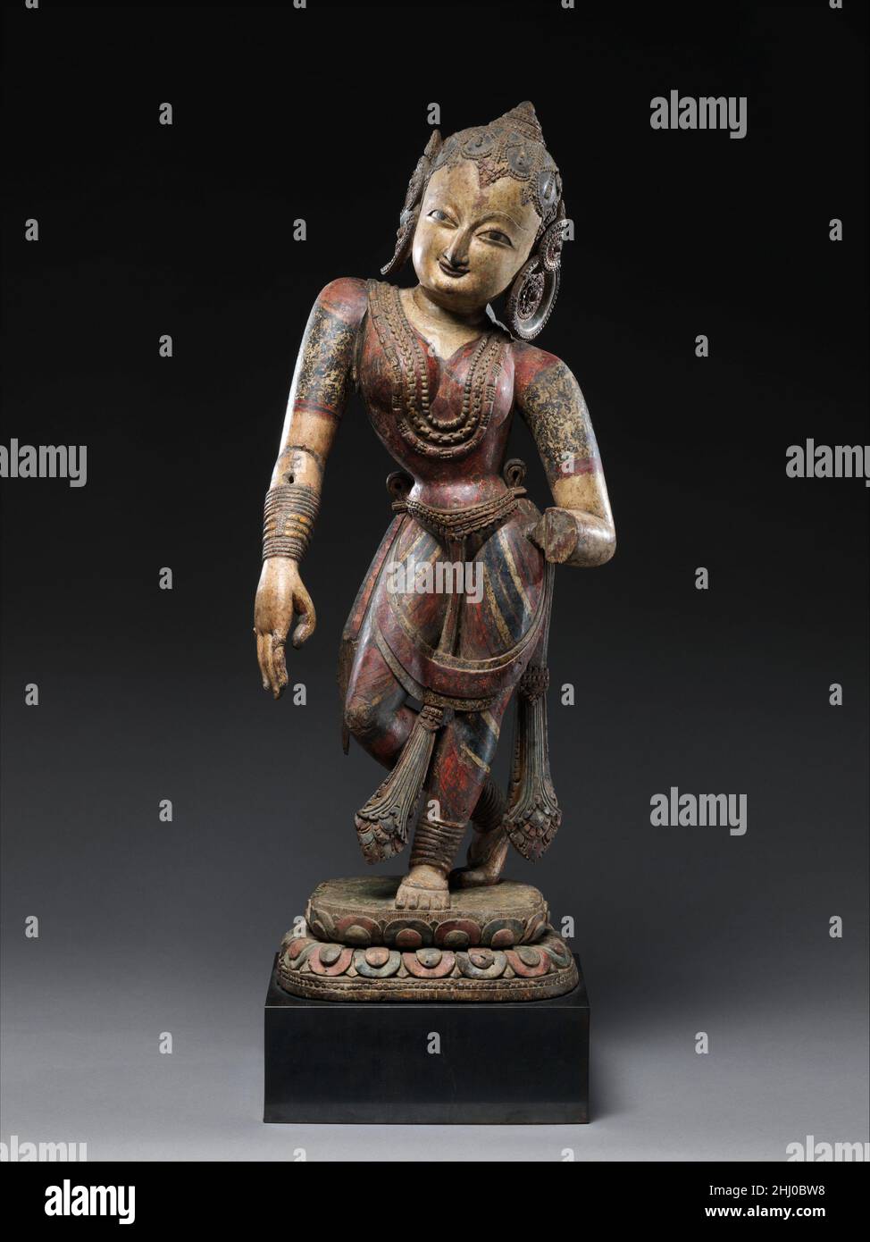 Déesse de la danse (Nrtyadevi) 16th siècle Népal, vallée de Katmandou la sculpture en bois polychromé d'au moins le dixième siècle survit au Népal, sous forme de sculptures indépendantes et d'éléments architecturaux.Ce danseur, probablement un de deux, est une forme d'un sauveur bouddhiste, une contrepartie de ce populaire bodhisattvas comme Avalokiteshvara sous la forme de Cintamani Lokeshvara, le porteur de joyaux.Cette déesse gestuelle avec sa main basse, évoquant son pouvoir de boon-accordant.Déesse de la danse (Nrtyadevi) 697340 Banque D'Images