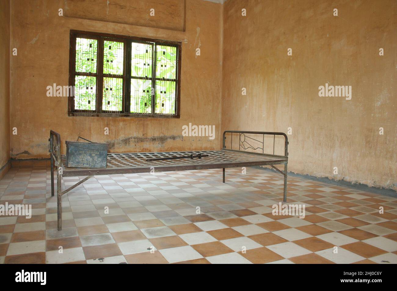Phnom Penh, Cambodge - juillet 16 2006 : cellule de prison avec son lit métallique vide dans l'ancienne école secondaire qui a été utilisée comme prison de sécurité 21 (S-21). Banque D'Images