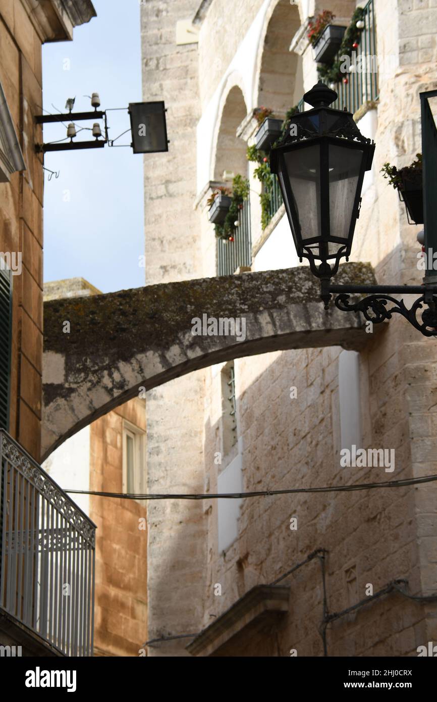Un arc de pierre à l'intérieur de la vieille ville d'Ostuni, également connue sous le nom de « ville blanche », Apulia (Italie) Banque D'Images