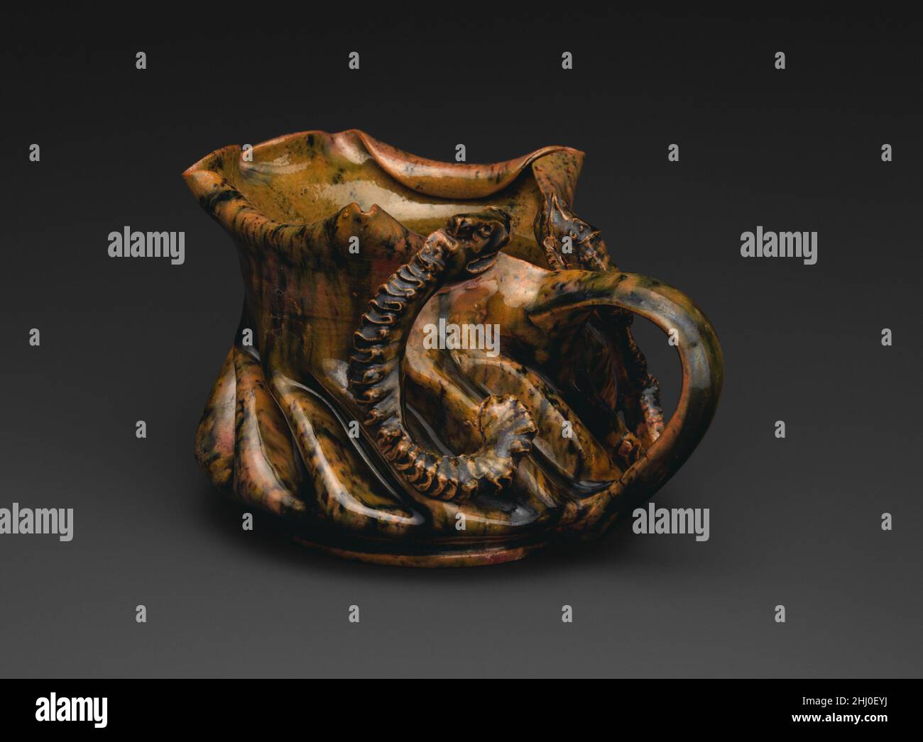 Vase ca.1898-1910 George E. OHR George OHR de Biloxi, Mississippi, était sans doute le potier artistique quintessence de l'Amérique.Il a construit son propre four, creusé son argile, jeté ses navires avec une extrême compétence sur la roue du potier pour galer la finesse, a modifié ces formes, puis les a recouverts de son propre roman glaçures.Dans la forme et la décoration, ce sont essentiellement des objets expressionnistes abstraits, presque 50 ans avant la création de ce mouvement.En fait, considérés en fin de compte très modernes au cours de ce siècle, ils ont eu un grand attrait pour des artistes modernes comme Jasper Johns et Andy Warhol, qui ont formé des collections d'entre eux. Banque D'Images