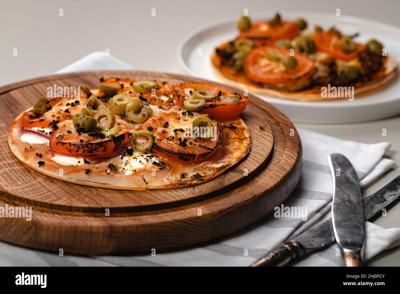Tortilla au blé avec tomates, mozzarella et olives.Gros plan Banque D'Images