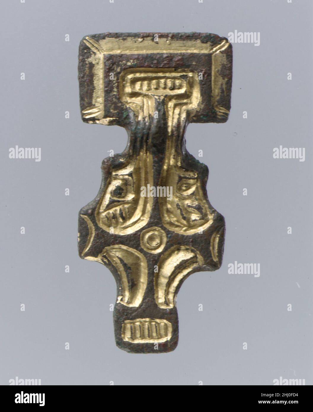 Broche miniature à tête carrée première moitié 6th siècle Anglo-Saxon l'affinité de ces broches, que l'on trouve en France, avec des objets du Kent est la preuve de la propagation des traditions artistiques par l'exportation ou la copie.Broche miniature à tête carrée 465090 broche anglo-saxonne miniature à tête carrée, première moitié du 6th siècle, dorée en argent ; broche en fer, au total : 1 1/2 x 3/4 x 3/8 po.(3,8 x 1,9 x 0,9 cm).Metropolitan Museum of Art, New York.Don de J. Pierpont Morgan, 1917 (17.191.43) Banque D'Images