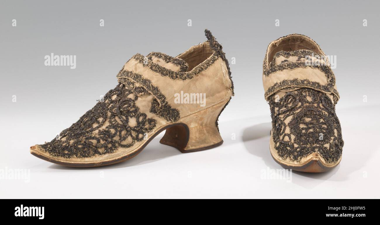 Chaussures 1690–1729 probablement britannique en accord avec le goût baroque  tardif, la broderie de cette paire de chaussures en crochet pour femmes est  extrêmement robuste, tridimensionnelle et complexe, utilisant de nombreuses  formes
