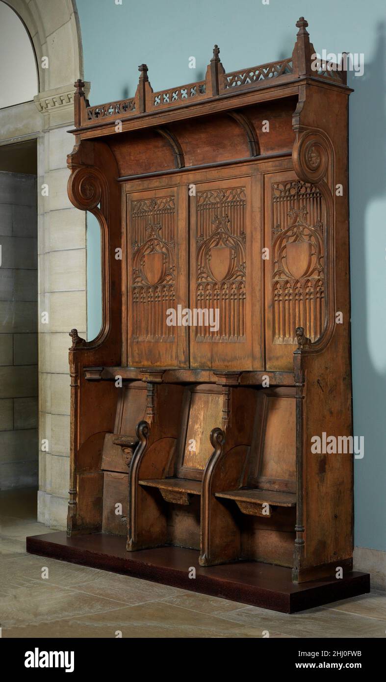 Triple Choir Sall avec auvent français du 15th siècle sous une verrière sculptée, les étals de choeur sont encore décorés le long des dossiers de sièges avec des arcades gothiques aveugles et de la tracerie.Les sièges ici sont dans leur position basse; une fois élevés, un miséricorde fournit un siège peu profond contre lequel le moine pourrait reposer pendant les bureaux liturgiques.Triple Choir avec auvent.Français.15th siècle.Chêne.Meubles en bois Banque D'Images