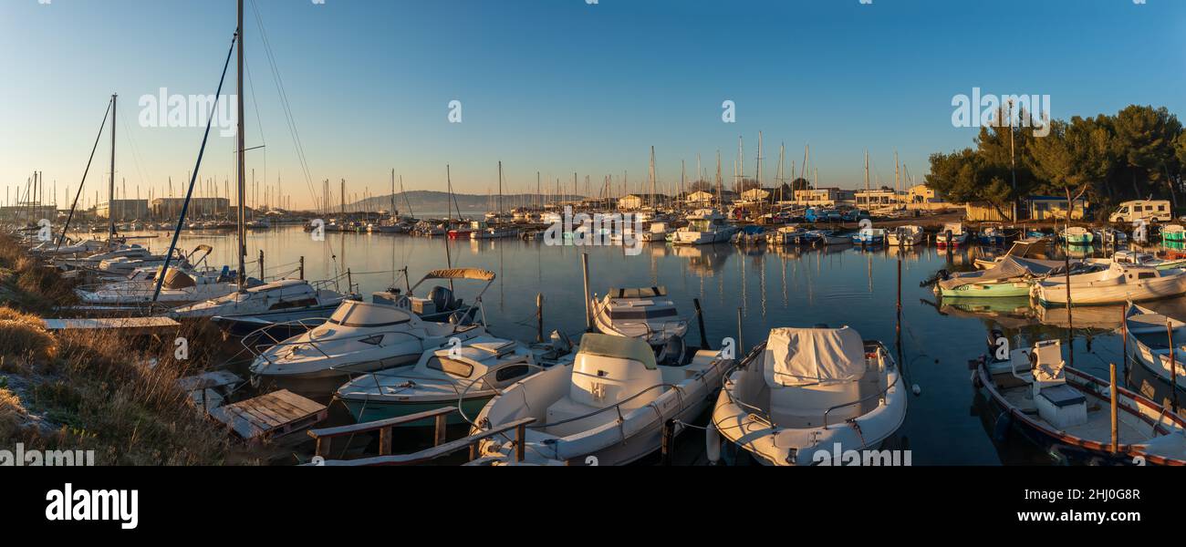 Port de plaisance de Balaruc et Mont Saint clair au fond, en Occitanie,  France Photo Stock - Alamy