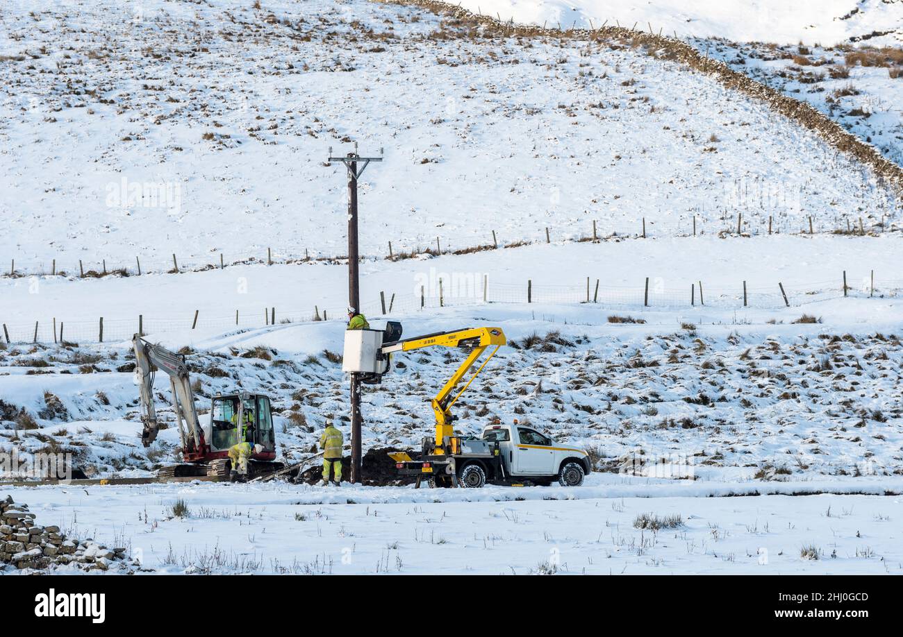 Compagnie d'électricité remplaçant des poteaux électriques après une tempête violente dans le Yorkshire Dales, Royaume-Uni. Banque D'Images