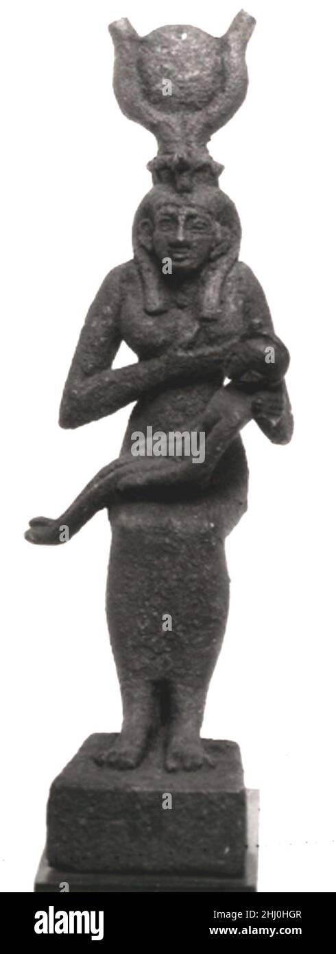 Statuette d’Isis et d’Horus 664–332 C.-B. période tardive le nom d’Isis est le premier attesté dans la cinquième dynastie des textes de la Pyramide.Elle était la femme d'Osiris et la mère d'Horus, et ainsi était symboliquement mère du pharaon.À la fin de la période, la popularité de cette déesse importante a augmenté de façon spectaculaire.Elle est presque toujours représentée sous forme anthropomorphique, debout ou assise sur un trône.Cette statuette montre la déesse dans sa posture la plus aimée, allaitant son fils Horus (également connu sous le nom de la posture des lactons).D'autres déesses parfois nourrirent Horus ou d'autres dieux enfants, mais Isis est prééminent parmi Banque D'Images