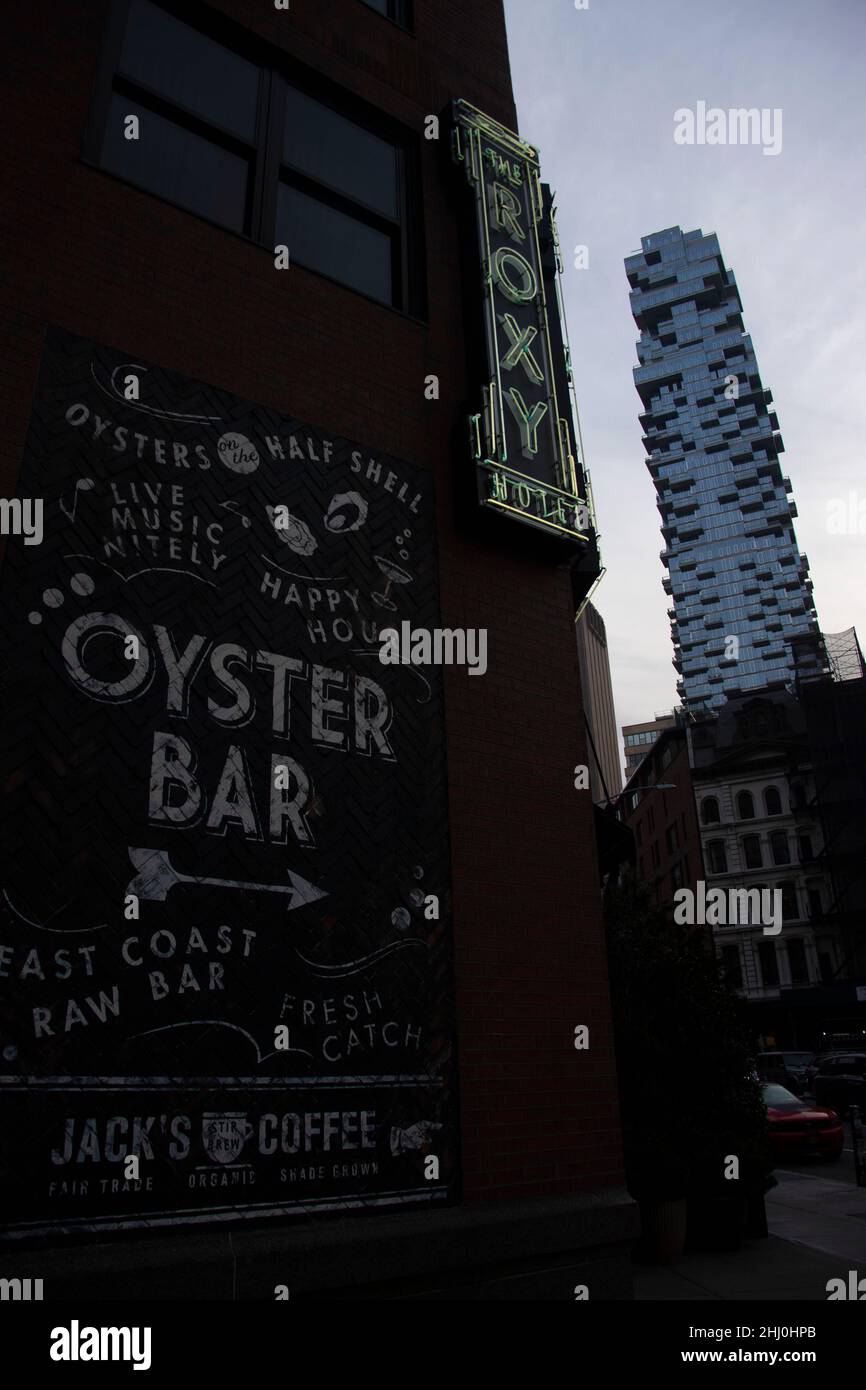 Die Oyster Bar mit dem spektakulären Hochhaus 56 Leonard Street im hintergrund Banque D'Images