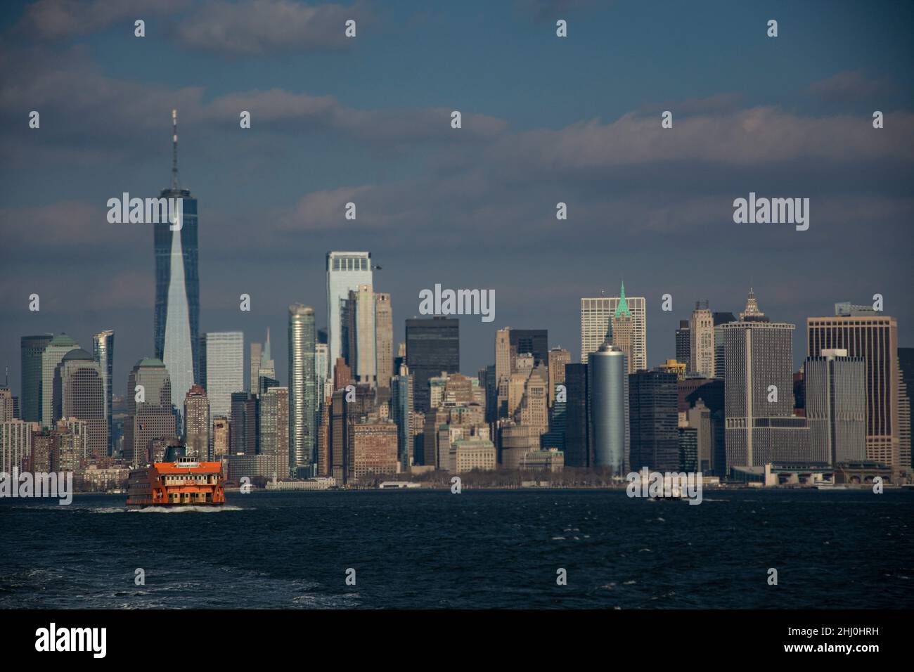Imposanter Blick von der Fähre auf Upper Bay auf die Skyline von Lower Manhattan Banque D'Images