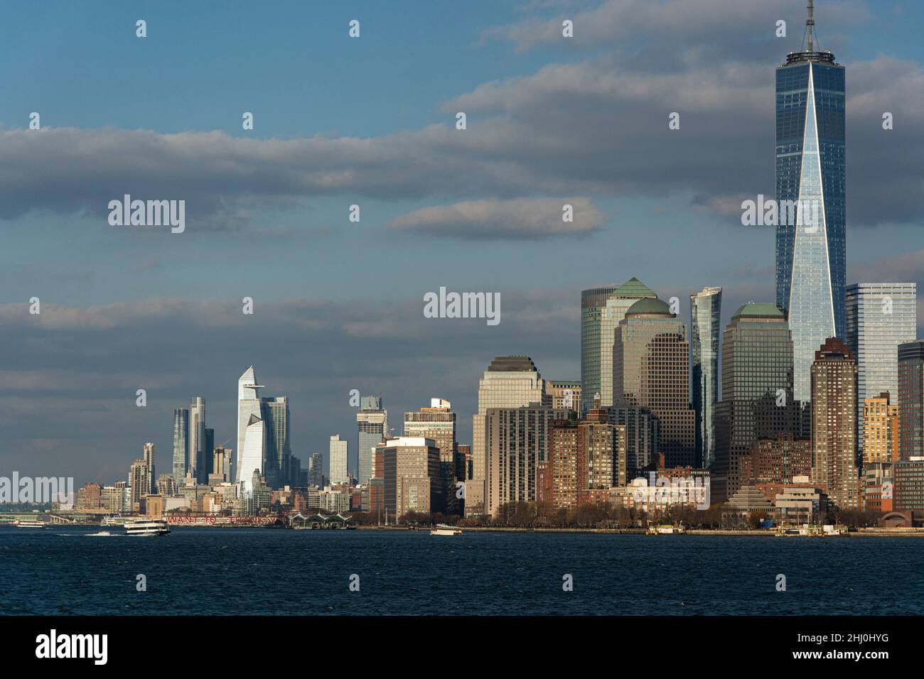 Imposanter Blick von der Fähre auf Upper Bay auf die Skyline von Lower Manhattan Banque D'Images
