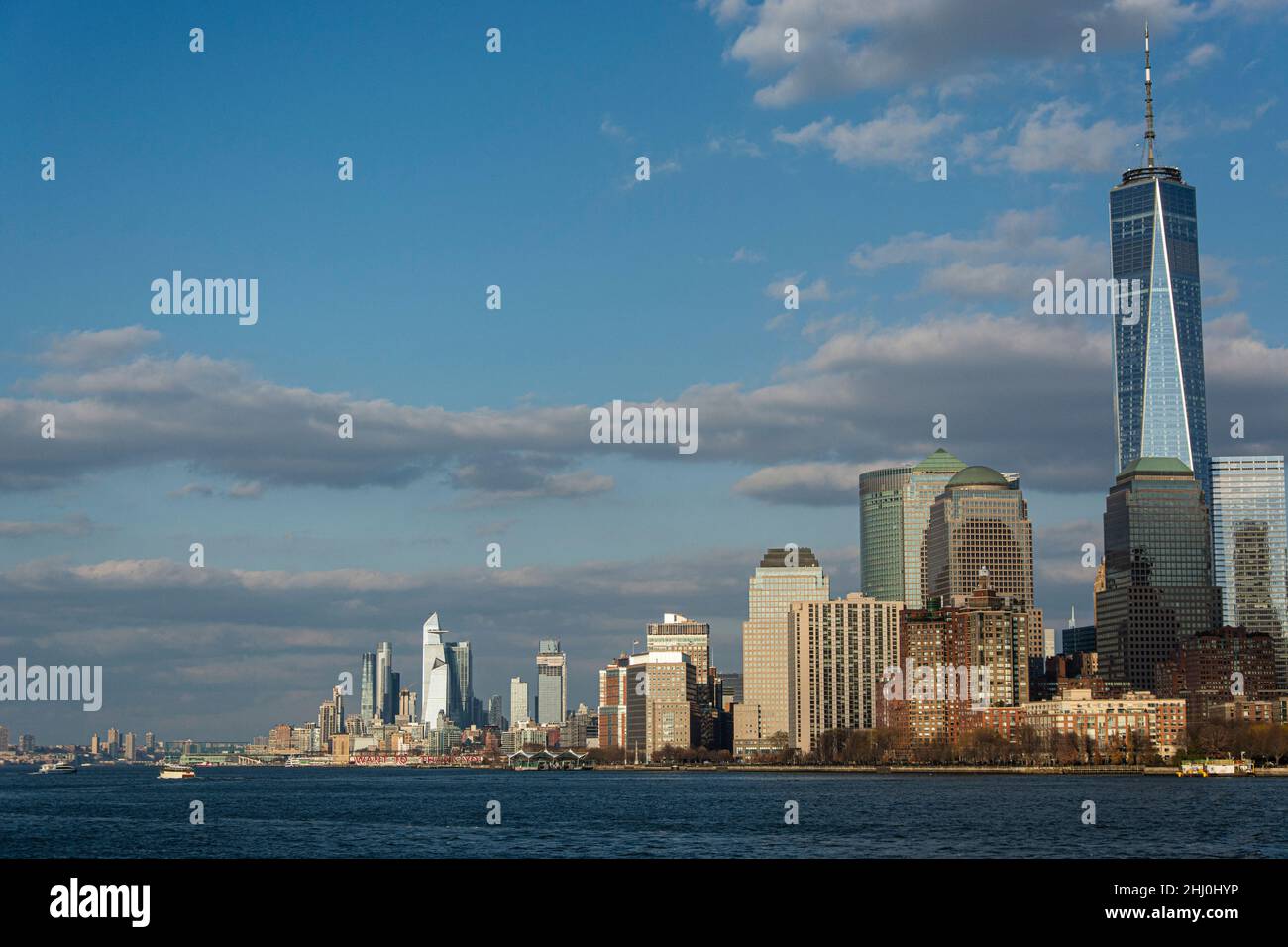 Imposanter Blick von der Fähre auf Upper Bay auf die Skyline von Lower Manhattan Banque D'Images