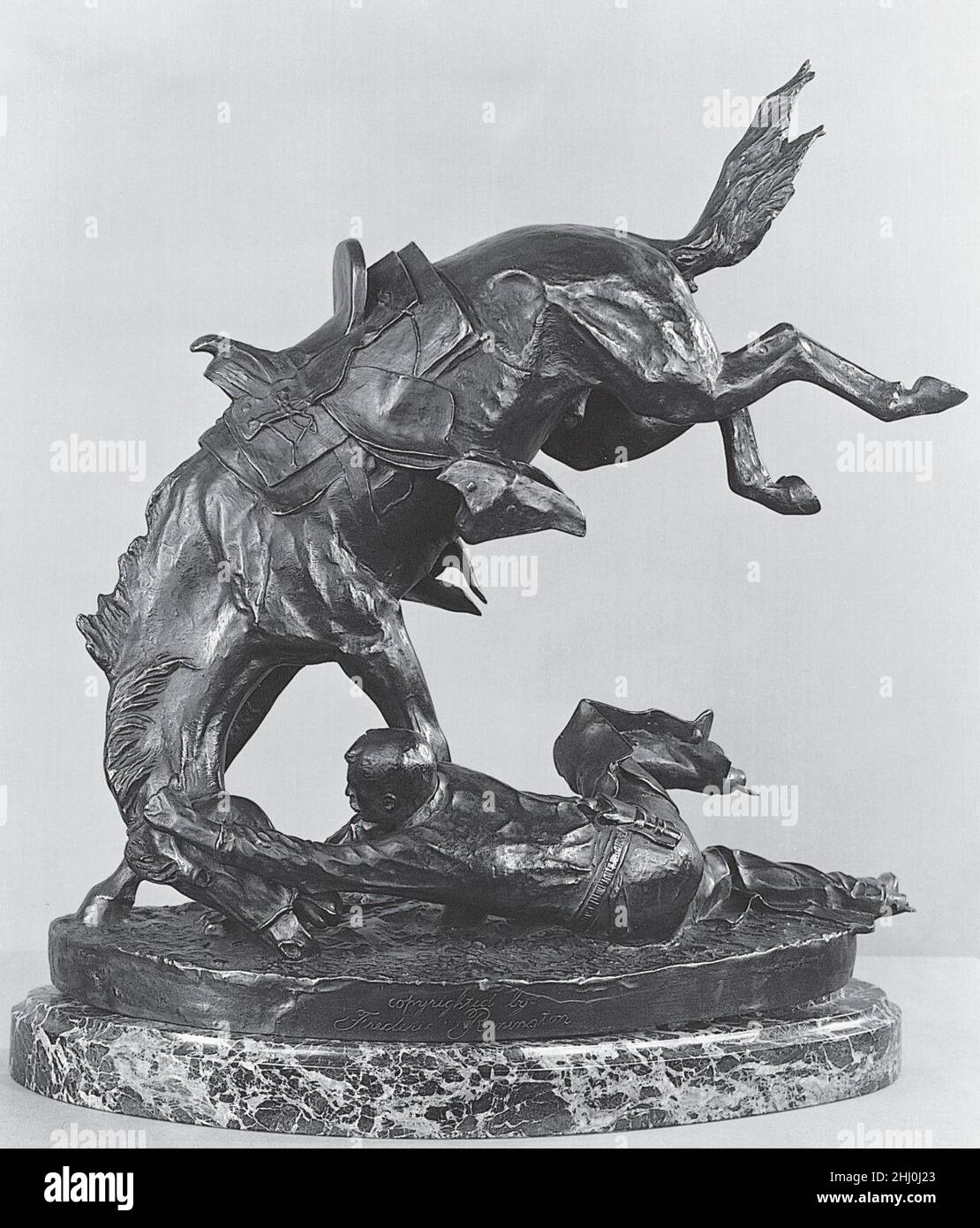 The Wicked Pony 1898, projeté avant 1939 Frédéric Remington American dans sa troisième sculpture, « The Wicked Pony », Remington renversa la domination du cow-boy sur le cheval représenté dans son fameux « Broncho Buster » (1986.81.2).Ici, le cow-boy a été jeté au sol et lutte pour maintenir une prise sur l'oreille de son cheval de bouchage.Le bronze du Metropolitan est presque certainement une fonte posthume et non autorisée faite par Roman Bronze Works.The Wicked Pony 11874 Banque D'Images The Wicked Pony 1898, projeté avant 1939 Frédéric Remington American dans sa troisième sculpture, « The Wicked Pony », Remington renversa la domination du cow-boy sur le cheval représenté dans son fameux « Broncho Buster » (1986.81.2).Ici, le cow-boy a été jeté au sol et lutte pour maintenir une prise sur l'oreille de son cheval de bouchage.Le bronze du Metropolitan est presque certainement une fonte posthume et non autorisée faite par Roman Bronze Works.The Wicked Pony 11874 Banque D'Images