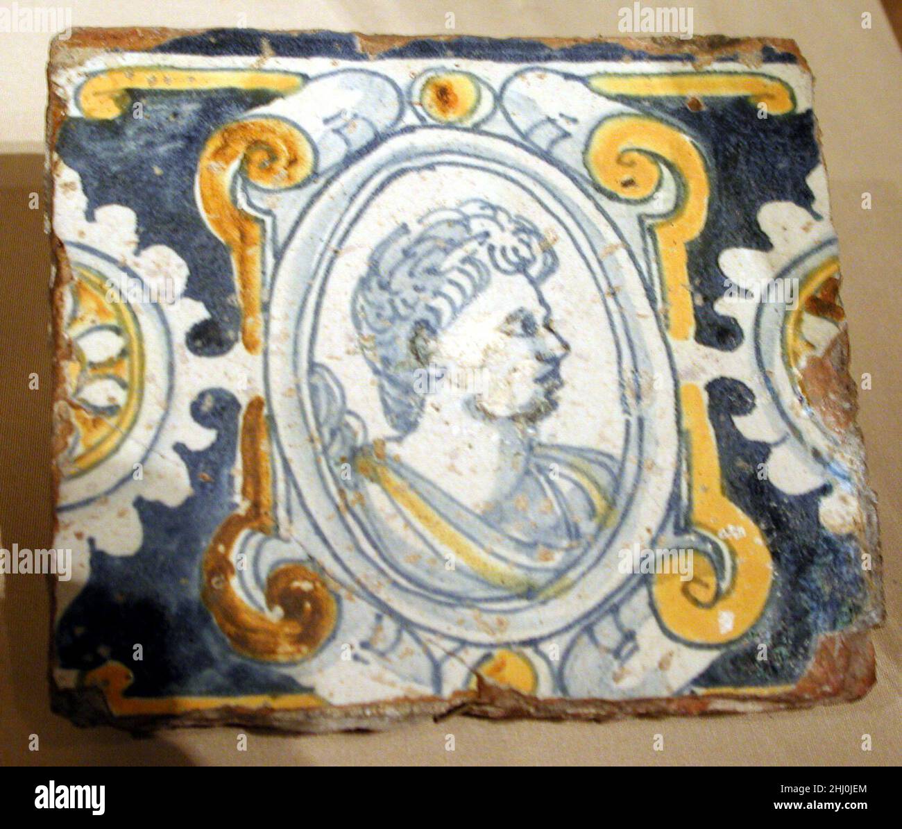 Carreau de mur 17th siècle probablement espagnol, Séville au début du XVIe siècle, l'artiste italien Niculoso Pisano a présenté à Séville le style plat et pictural qui a permis aux fabricants de carreaux employant des couleurs émaillées de produire des images plus pâles, telles que la décoration sur ce carreau de mur.Des cartouris de style flamand entourent la tête, qui représente probablement un empereur romain.Carreau de mur 187900 probablement espagnol, Séville, carreau de mur, 17th siècle, faïence émaillée,5 1/2 ?5 3/16 po(14 ?13,2 cm).Metropolitan Museum of Art, New York.Don de Henry G. Marquand, 1894 (9 Banque D'Images