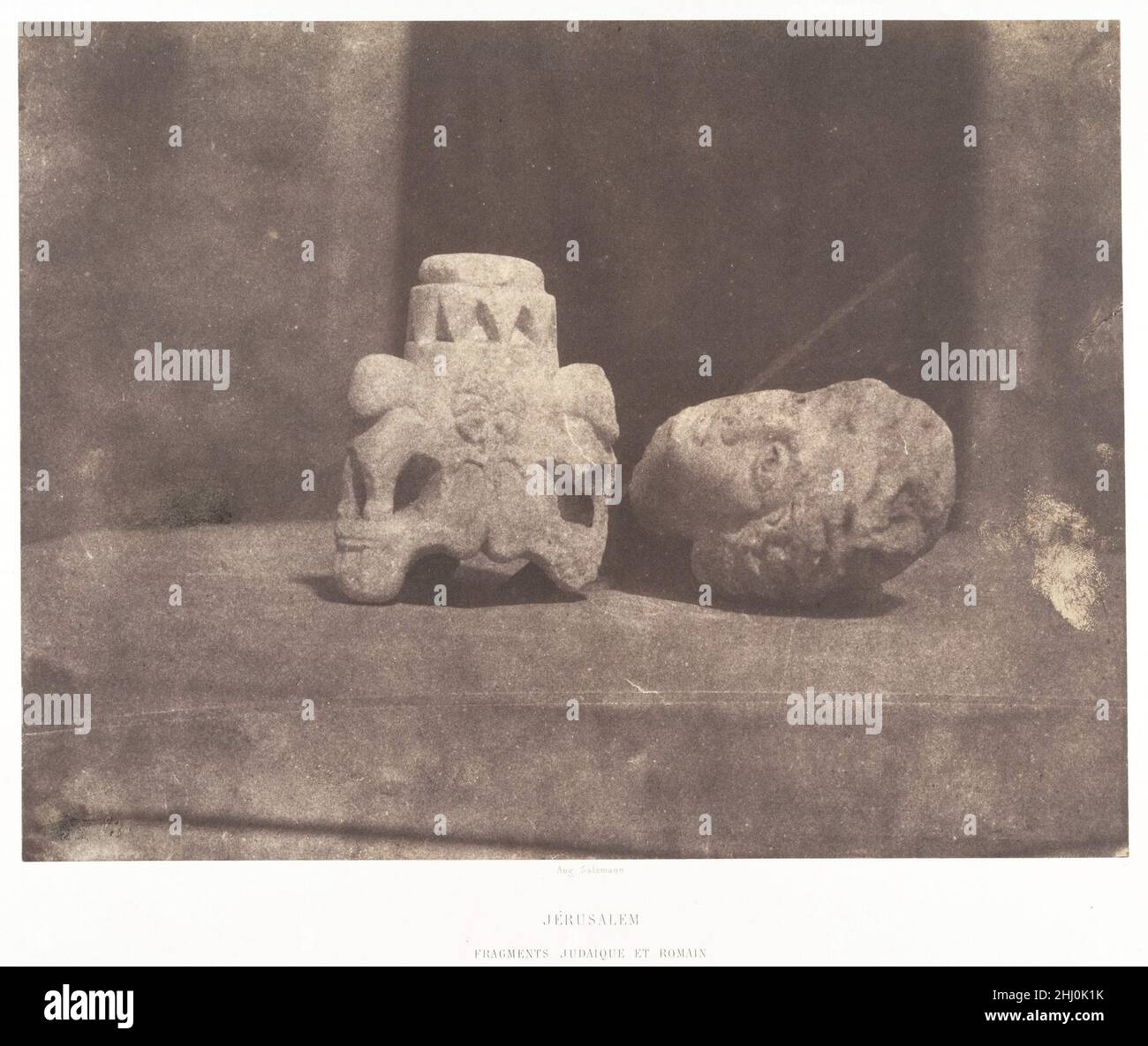 Jérusalem, fragments judaïque et romain 1854 Auguste Salzmann Français pour l'histoire de Salzmann était dans les détails.Bien que les ravages du temps, des forces naturelles et des conflits humains aient effacé une grande partie des villes anciennes, des fragments ont laissé entendre l'existence de civilisations telles que le Royaume de David, l'Empire romain et les phases antérieures de l'Empire ottoman, tous modèles pour la France du second Empire.Le fait que Salzmann se concentre sur les moindres détails — la décoration végétale d’une frise, la statuaire en vrac, les motifs abstraits d’un mur ou la figure aimée d’un casque — donne à ses photographies une rare combinaison de directitude et d’éphémérides.Il Banque D'Images