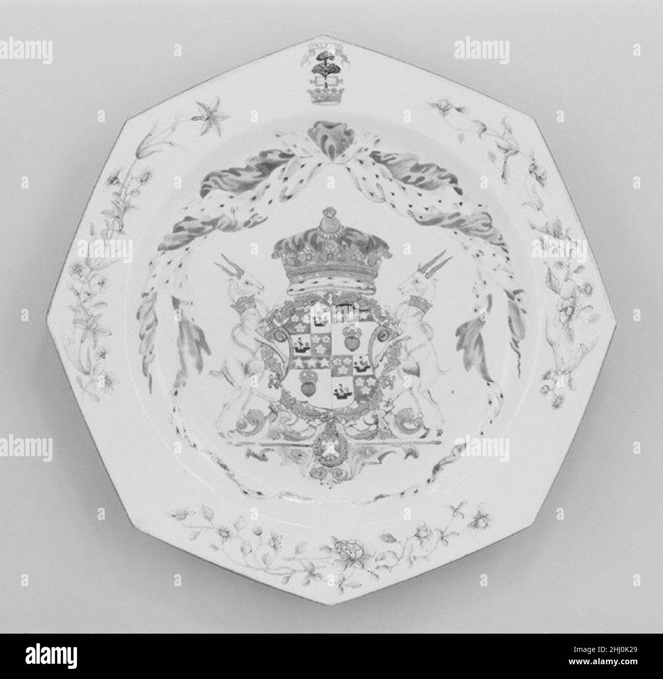 Plat (fait partie d'un service) env.1737 Chinois, pour le marché écossais les armes sur ce plat sont celles de James, cinquième duc de Hamilton (1702/3–1743), et il est possible que ce plat fasse partie d'un grand service créé pour lui au moment de son mariage avec sa troisième femme en 1737.Plat (fait partie d'un service).Chinois, pour le marché écossais. CA.1737. Porcelaine à pâte dure.Céramique-porcelaine-exportation Banque D'Images