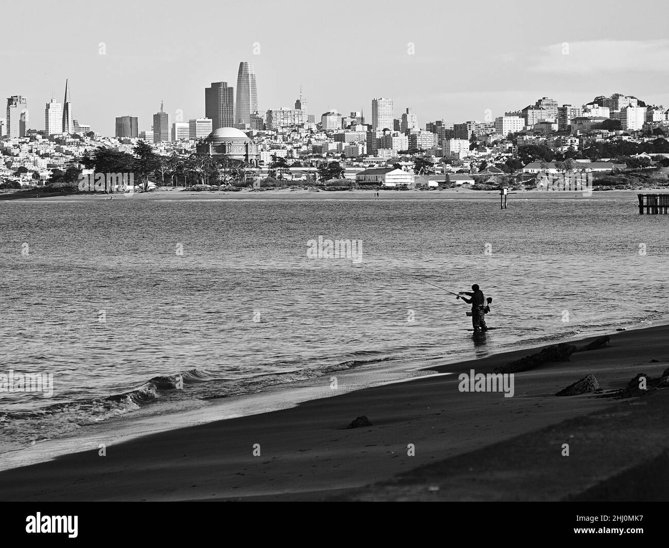 Homme pêche avec San Francisco Skyline en arrière-plan Banque D'Images