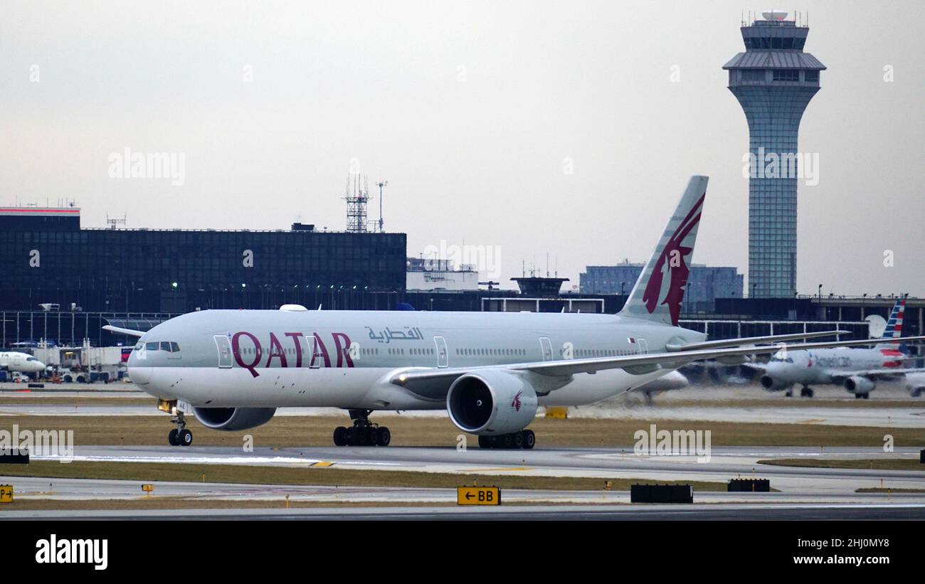 Les taxis Boeing 777 de Qatar Airways sur la piste après l'atterrissage à l'aéroport international O'Hare de Chicago. Banque D'Images