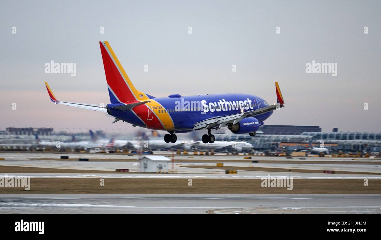 L'avion Boeing 737 de Southwest Airlines se prépare à atterrir à l'aéroport international O'Hare de Chicago. Banque D'Images