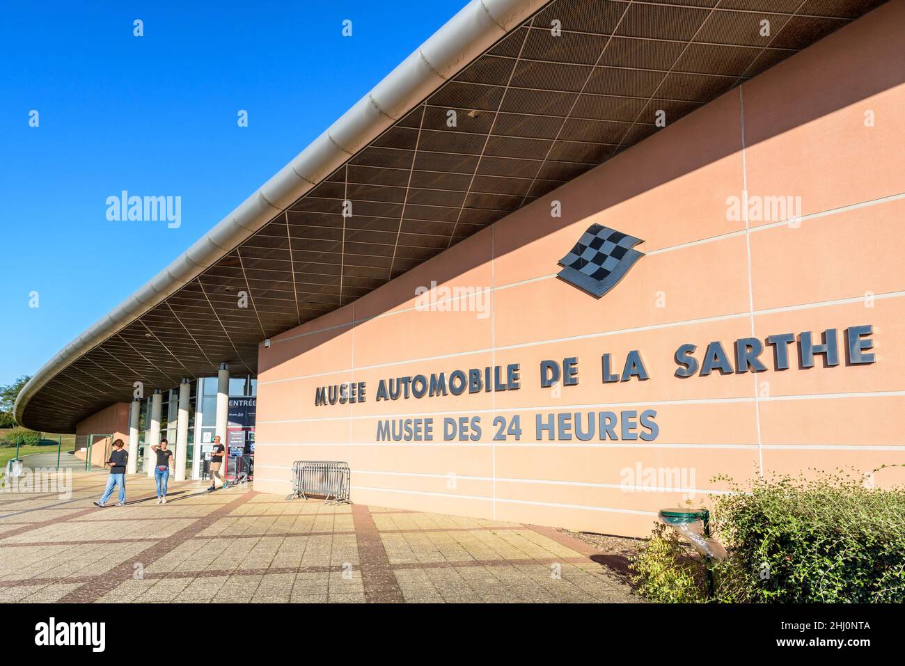 Les visiteurs quittent le Musée automobile de la Sarthe et le Musée des 24 heures du Mans, en France. Banque D'Images