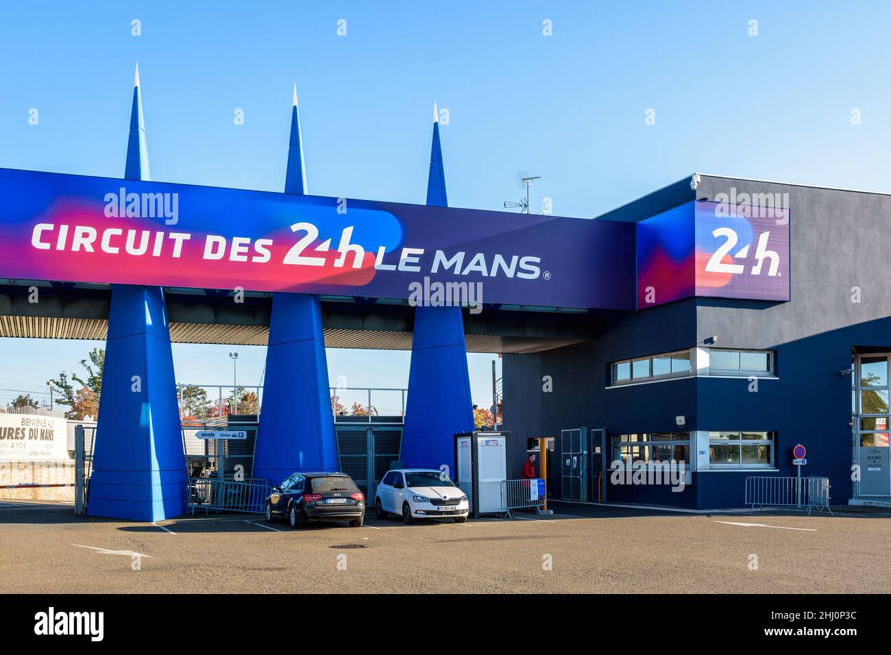 Porte du circuit des 24 heures du Mans, France Photo Stock - Alamy
