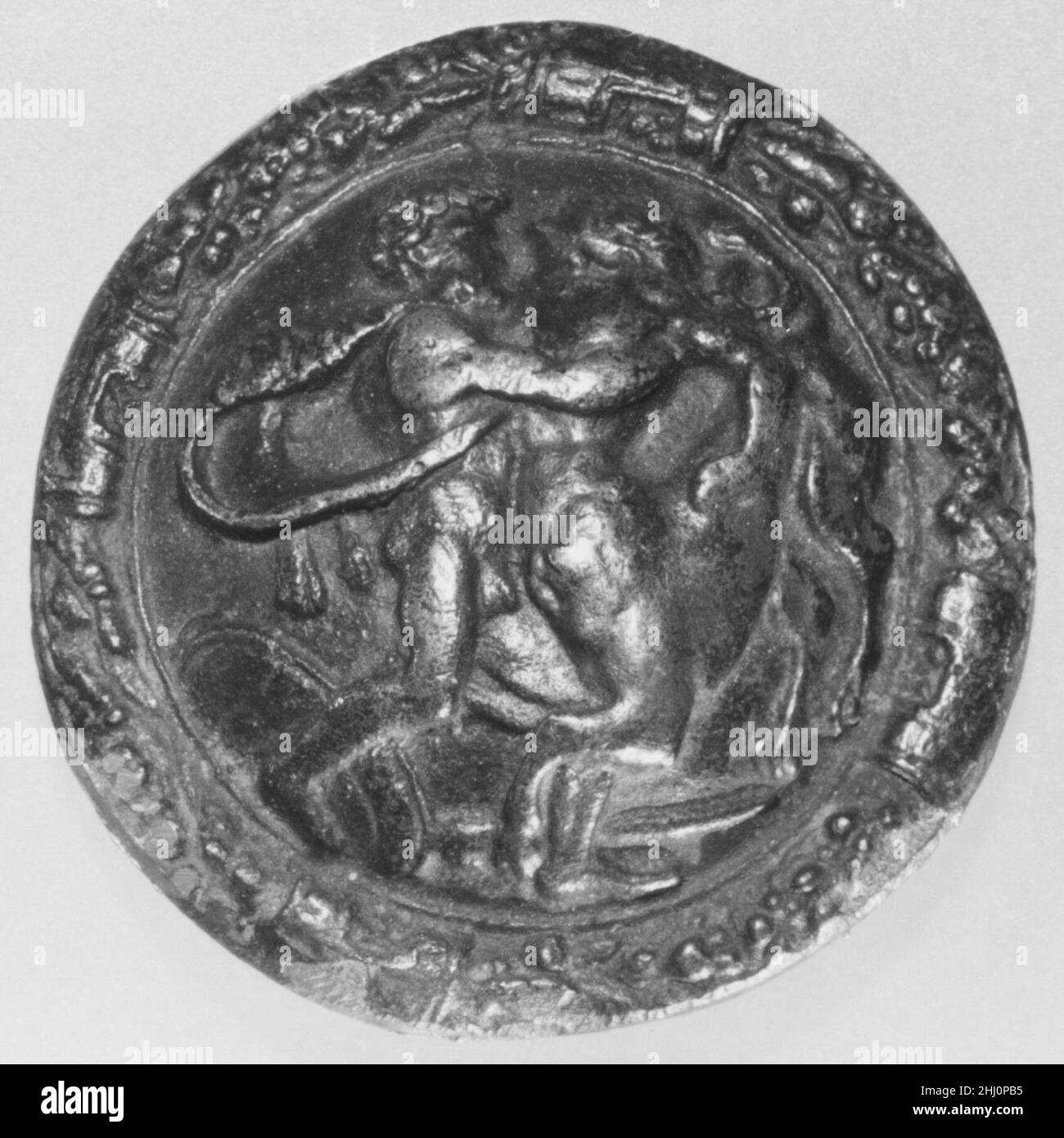 Hercules et le Centaur fin 15th siècle italien étroitement lié, bien que de différentes tailles, ces plaquettes boss-comme (voir aussi 1986.319.9) semblent être uniques et inédites.Leur sujet et style rappellent immédiatement le travail d'Antonio Plllaiolo.Hercules et le Centaur.Italien. Fin du 15th siècle.Bronze.Médailles et Plaquettes Banque D'Images