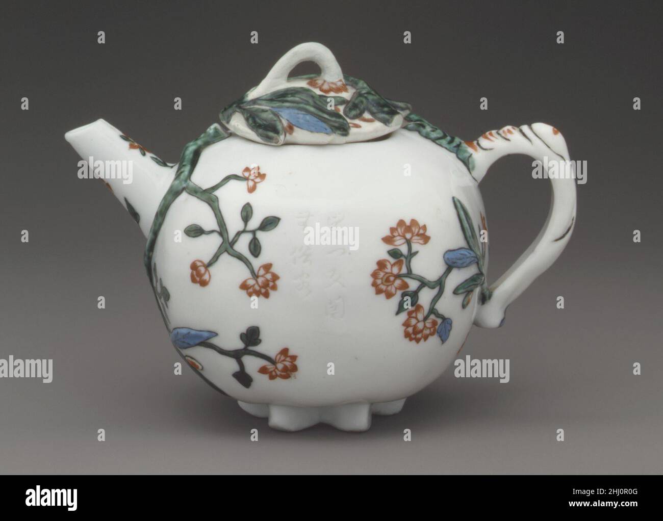 Pot à vin mi-19th siècle chinois avec décoration européenne,Pour le marché européen le don de la collection Hans Syz en 1995 a doté le Musée de près de trois cents exemples de céramiques européennes et asiatiques méticuleusement acquis par le collectionneur suisse Dr. Syz (1894-1991) pour tracer la migration des modèles et des modèles d'est en Ouest.Documentant un processus continu d'influence et d'adaptation, ces pièces fournissent un examen discriminant des nuances de changement stylistique résultant de trois siècles de commerce.Pot à vin 208395 Banque D'Images