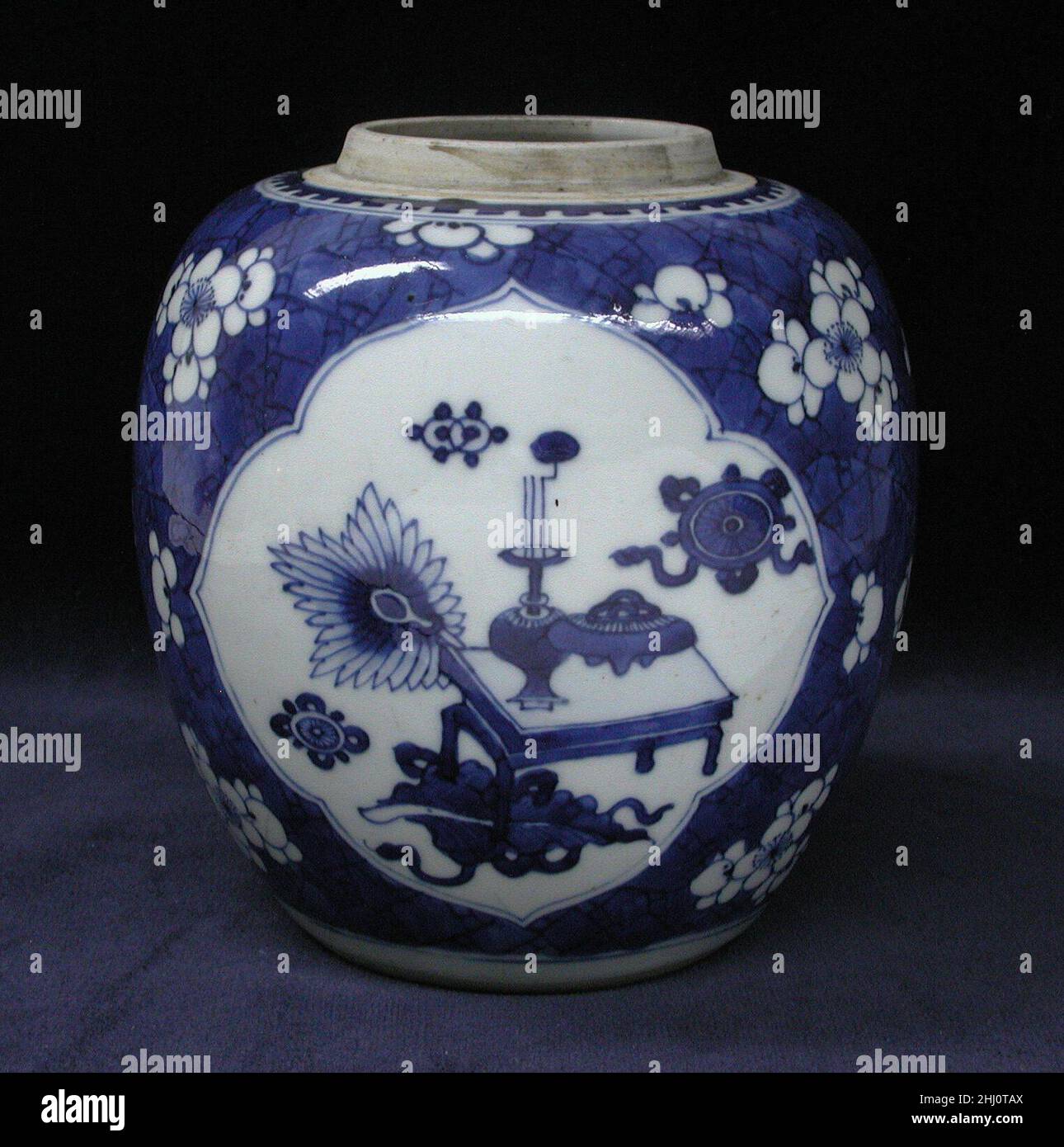 Pot ca.1700–1710 Chinois, pour le marché européen le don de la Collection Hans Syz en 1995 a donné au Musée près de trois cents exemples de céramiques européennes et asiatiques méticuleusement acquis par le collectionneur d'origine suisse Dr. Syz (1894–1991) pour tracer la migration de modèles et de modèles d'est en Ouest.Documentant un processus continu d'influence et d'adaptation, ces pièces fournissent un examen discriminant des nuances de changement stylistique résultant de trois siècles de commerce.Pot 208248 Banque D'Images